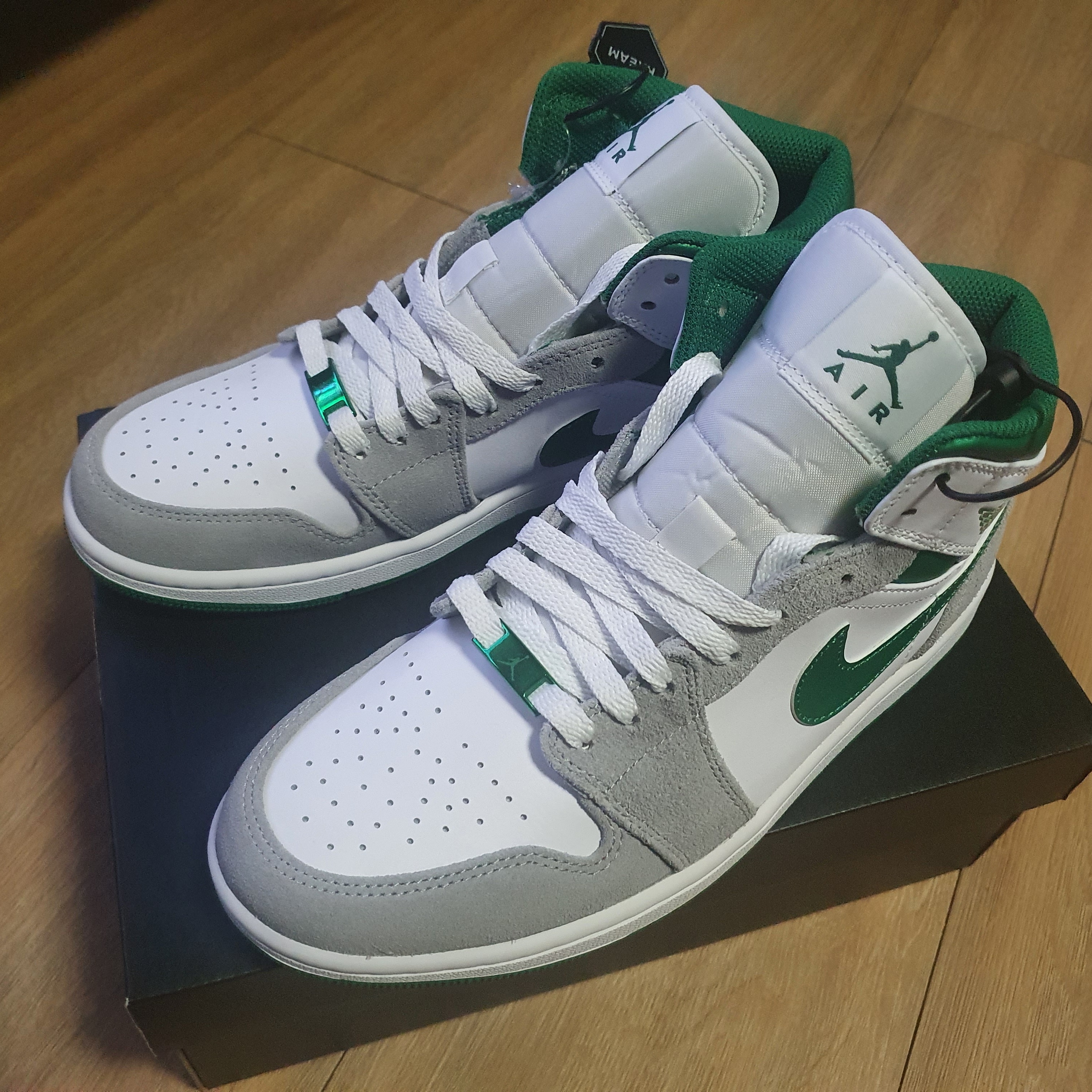 Jordan 1 Mid SE Pine Green Light Smoke Grey 착용 스타일 - 2