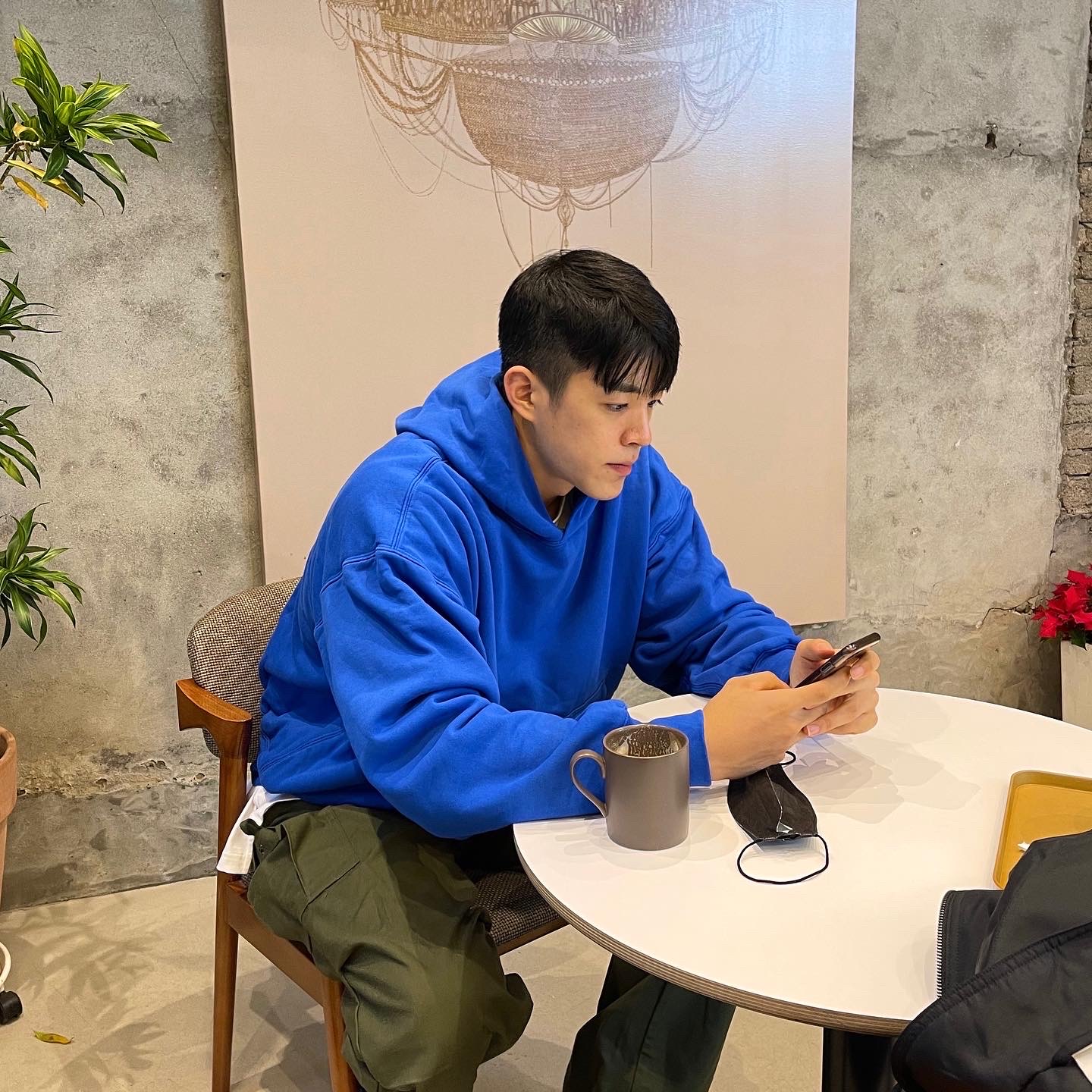Yeezy Gap Hoodie Blue 착용 스타일