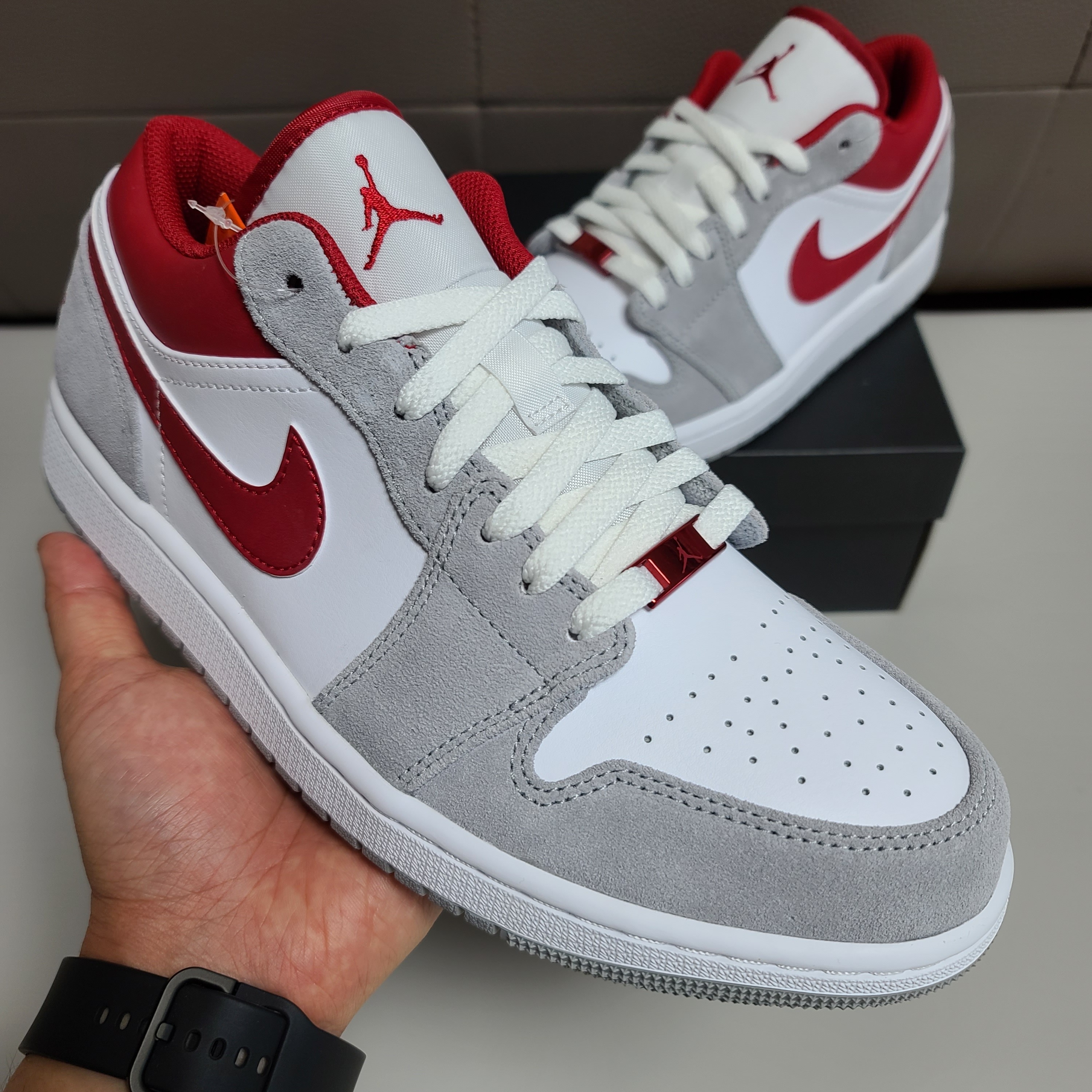 Jordan 1 Low SE Light Smoke Grey Gym Red 착용 스타일 - 1