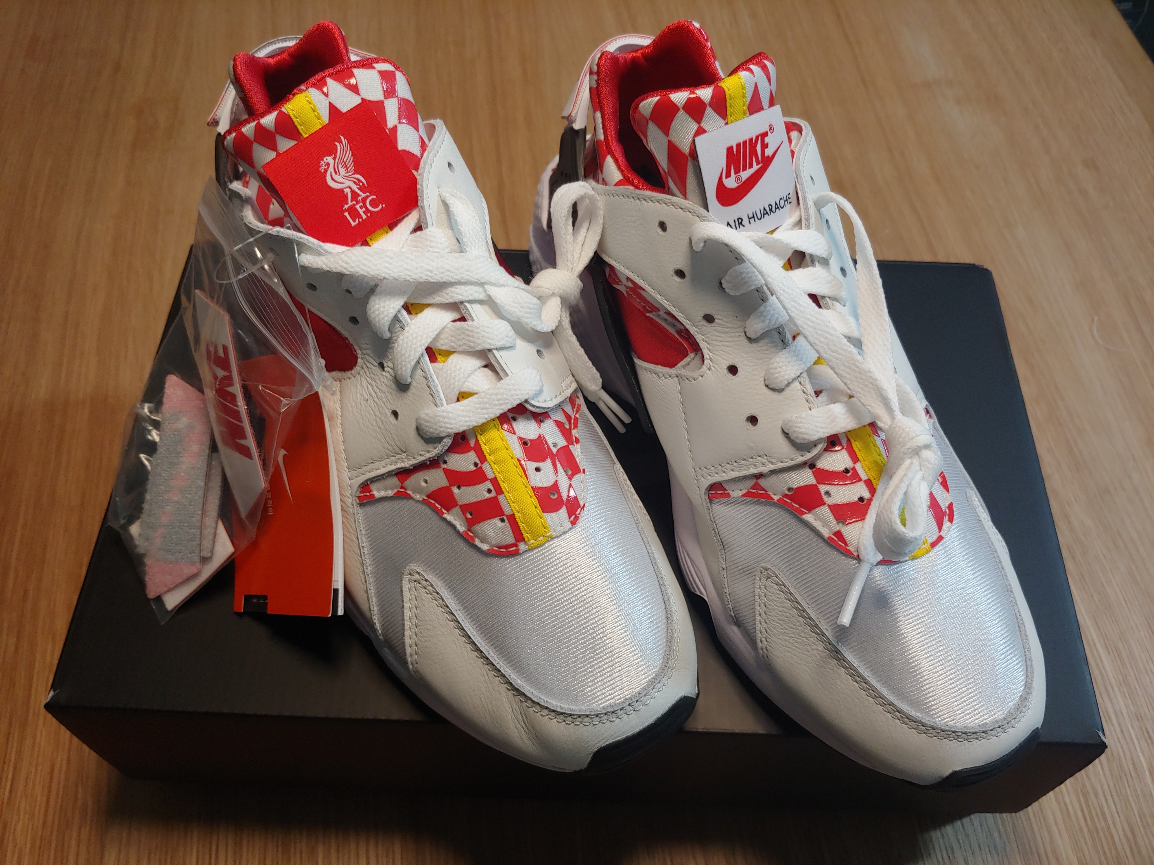 Nike Air Huarache Premium QS Liverpool 착용 스타일 - 2