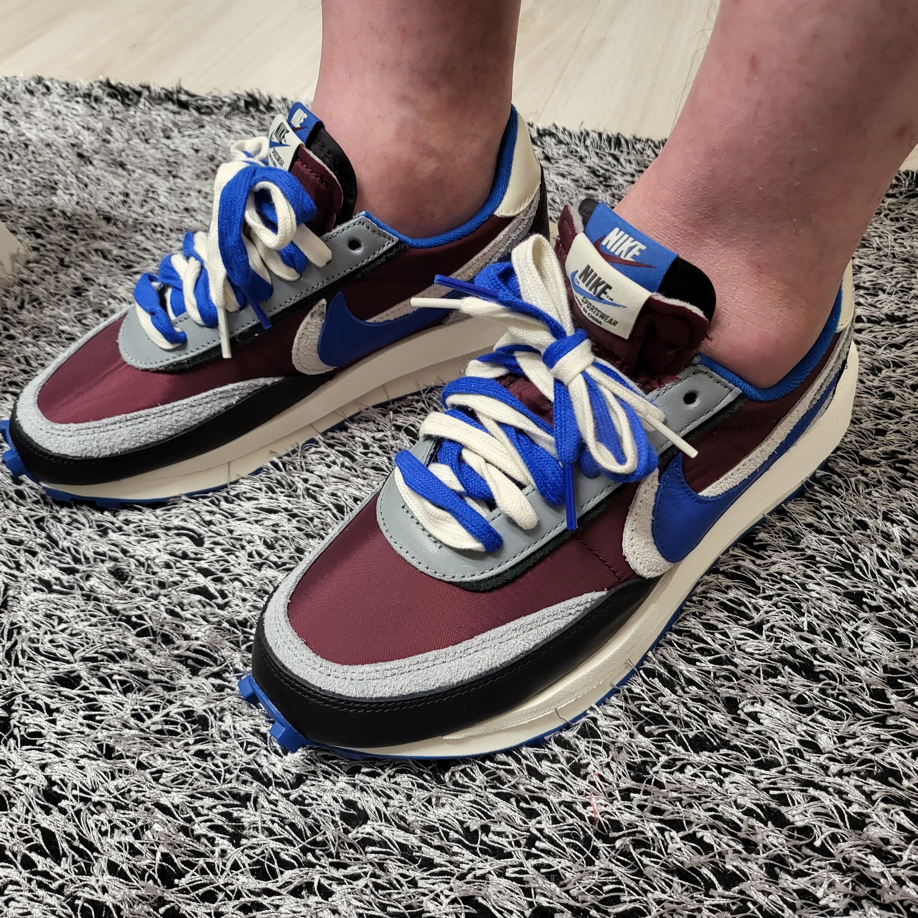 Nike x Sacai x Undercover LDWaffle Night Maroon Team Royal, Nike x Sacai x Undercover LDWaffle Midnight Spruce University Red 착용 스타일 - 1