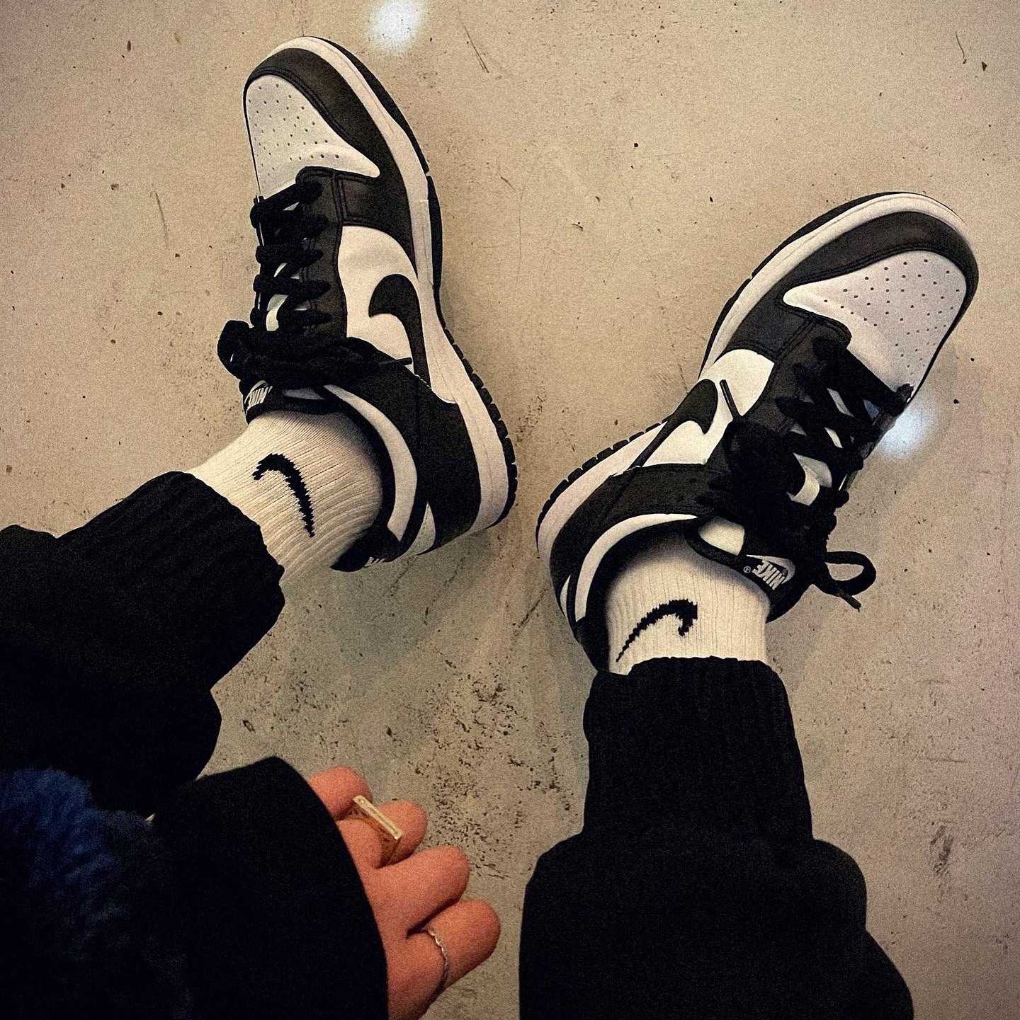 (W) Nike Dunk Low Black 착용 스타일 - 1