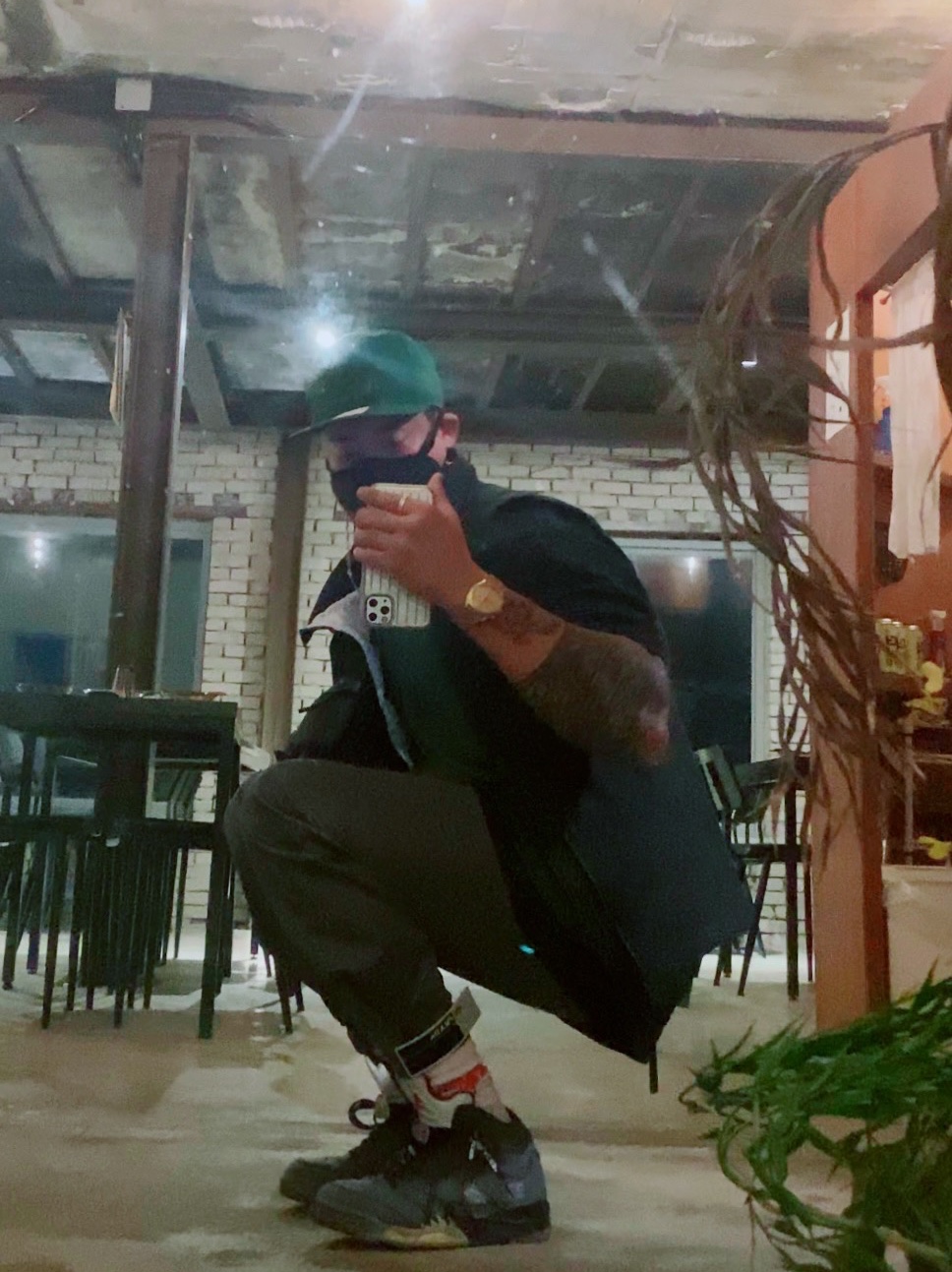 Jordan 5 x Off-White Retro SP Black Muslin, Jordan x Off-White Pro Jumpman Air Cap Forest Green 착용 스타일 - 1