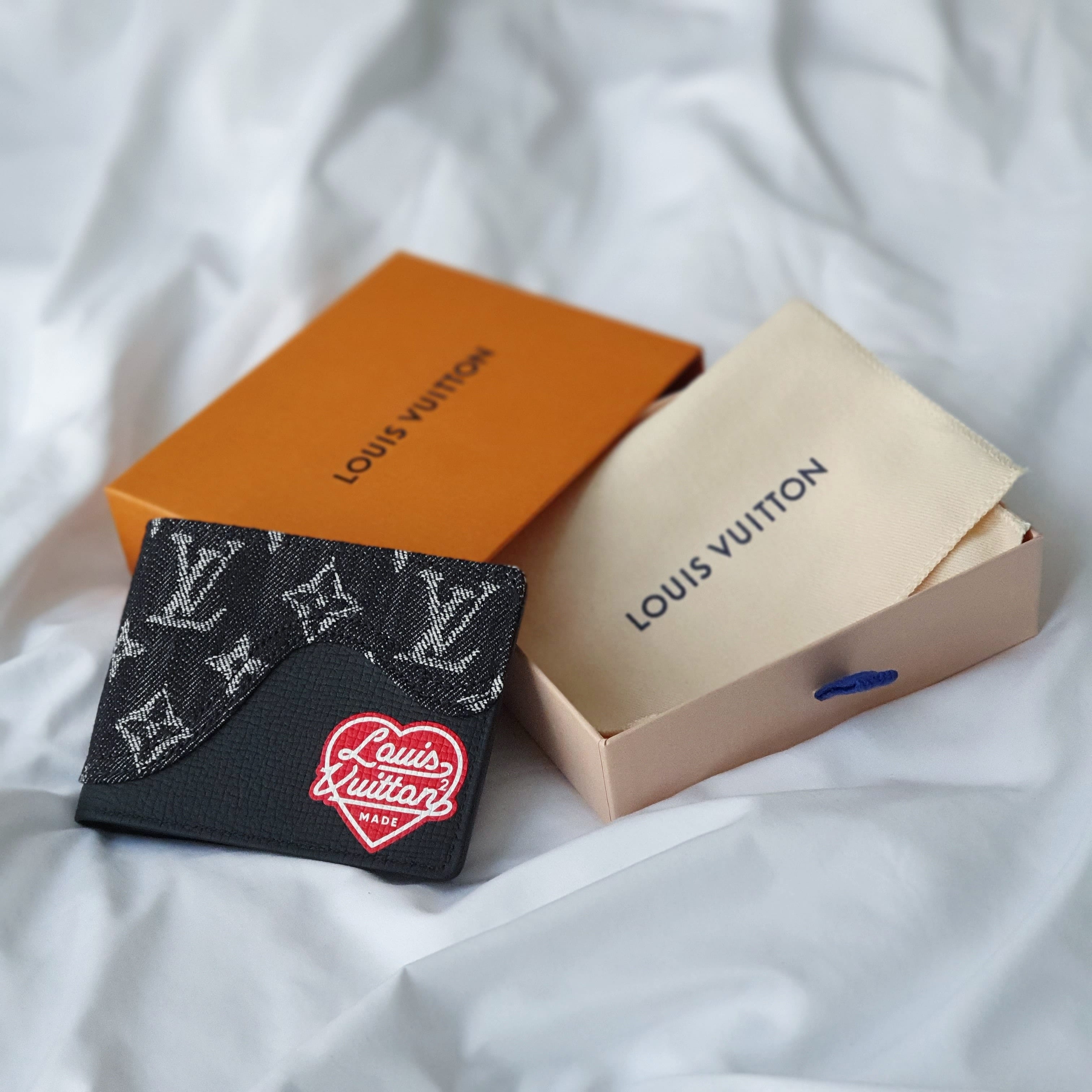 Louis Vuitton x Nigo Slender Wallet Black 착용 스타일