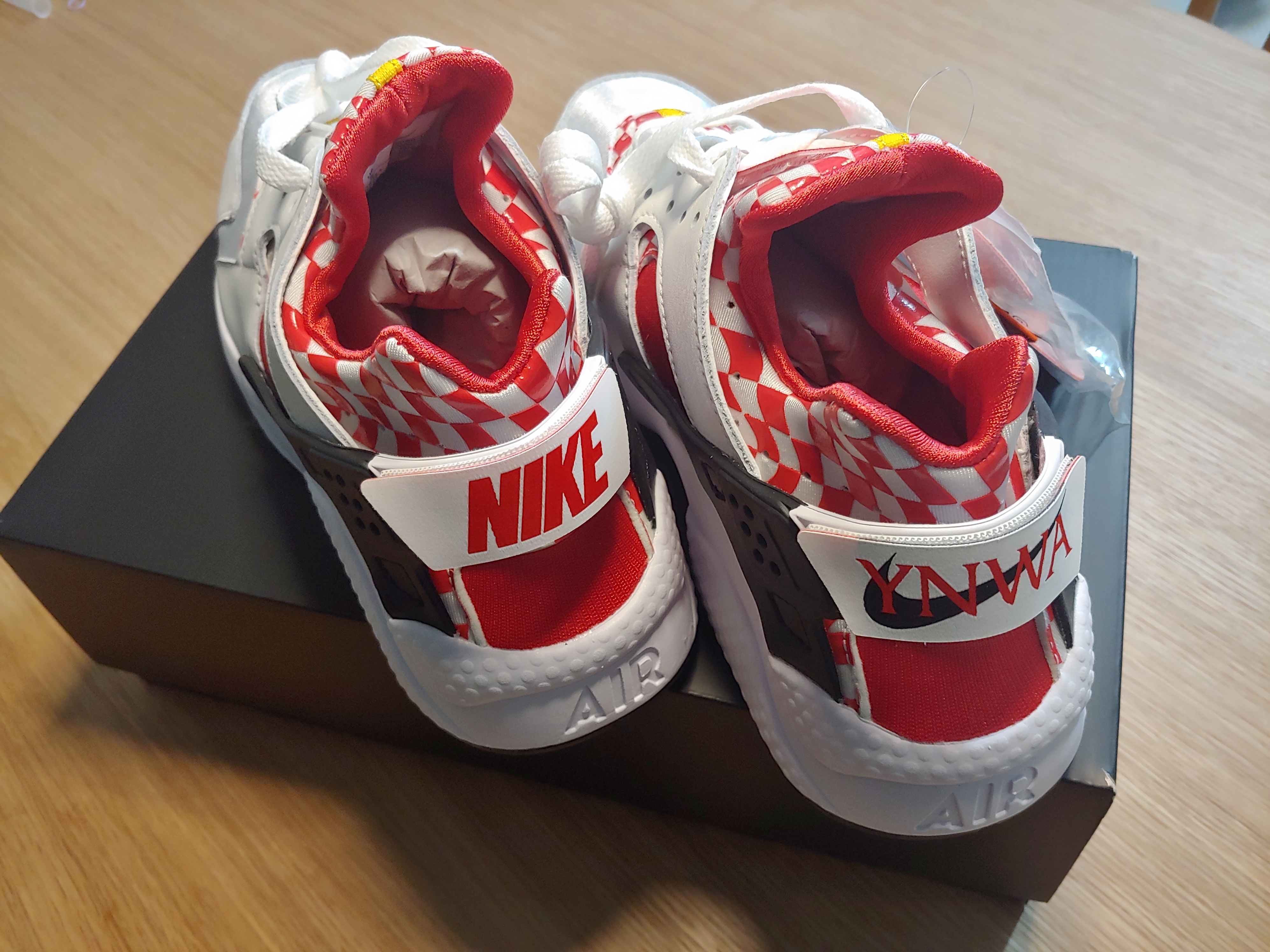 Nike Air Huarache Premium QS Liverpool 착용 스타일 - 3