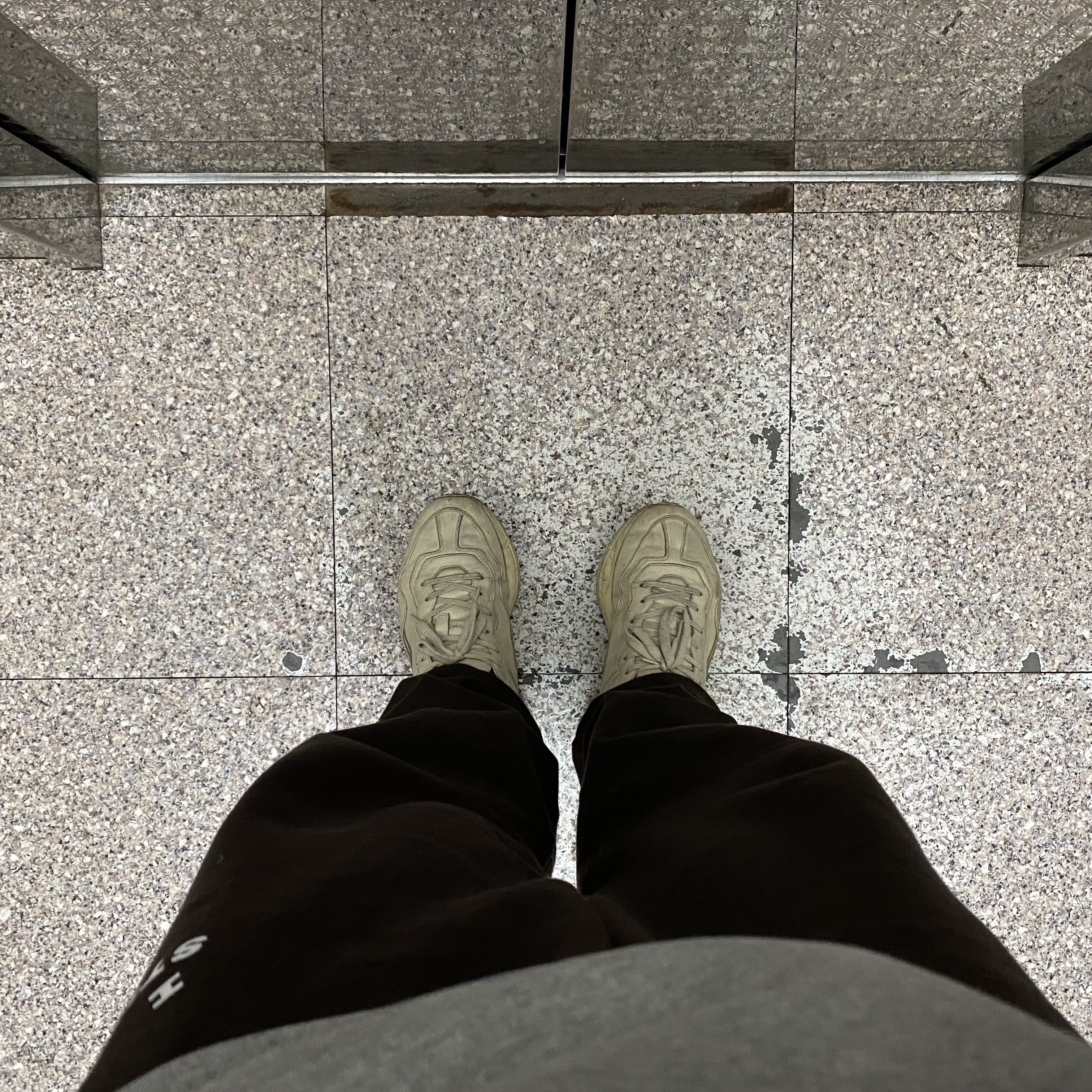 Gucci Rhyton Leather Sneakers Distressed Ivory, IAB Studio Sweatpants Brown 착용 스타일