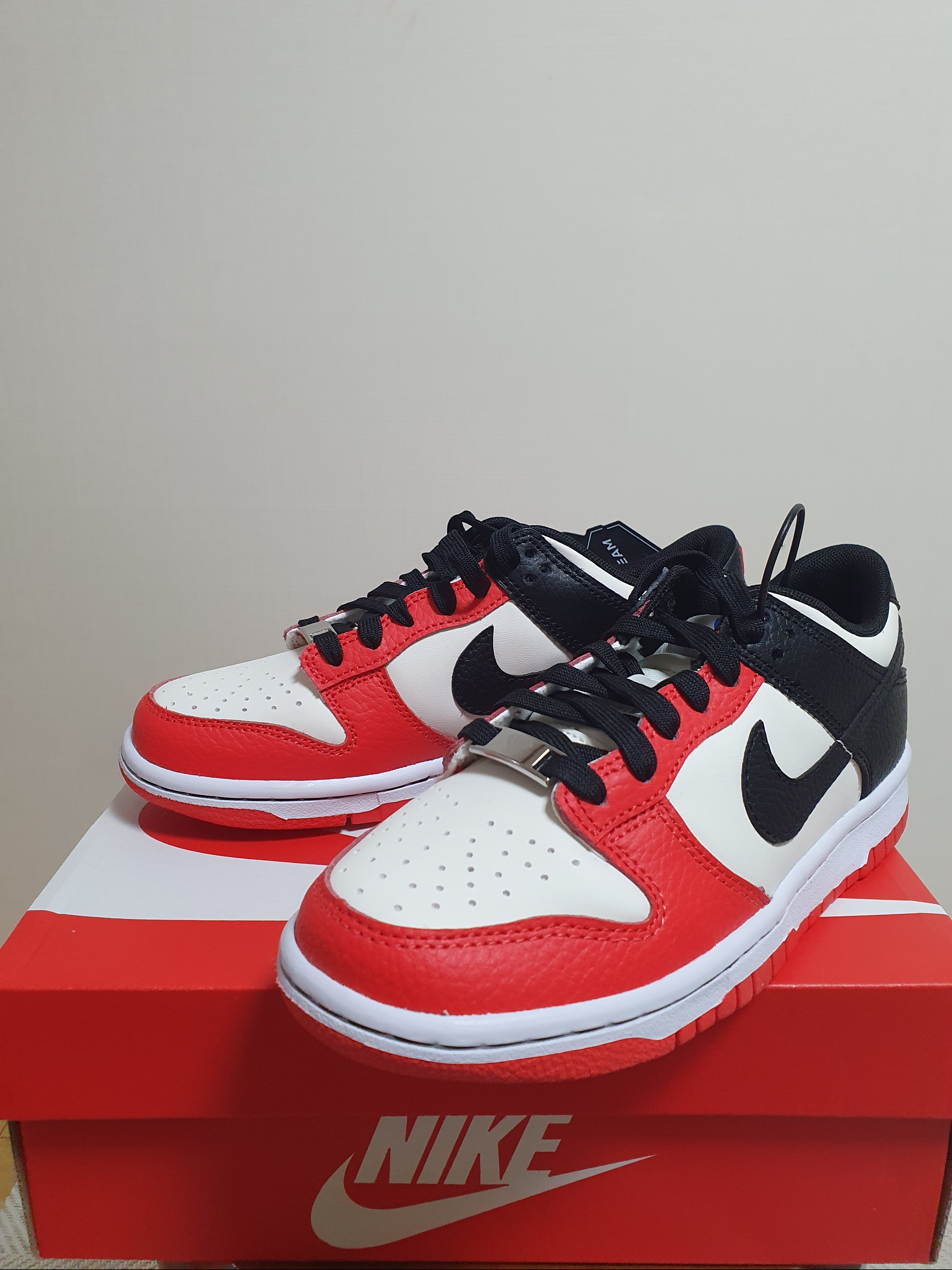 (GS) Nike x NBA Dunk Low Black and Chile Red, Jordan 1 x Travis Scott x Fragment Retro Low OG SP Military Blue 착용 스타일 - 2