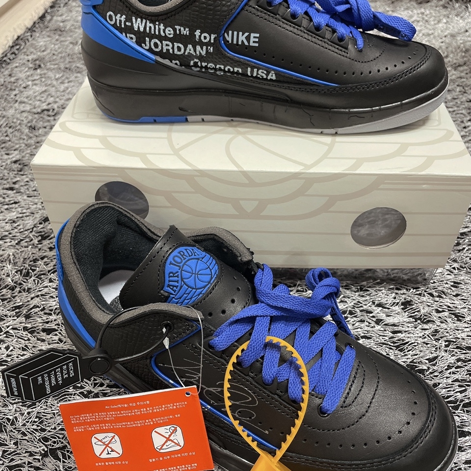 Jordan 2 x Off-White Retro Low SP Black and Varsity Royal 착용 스타일 - 2