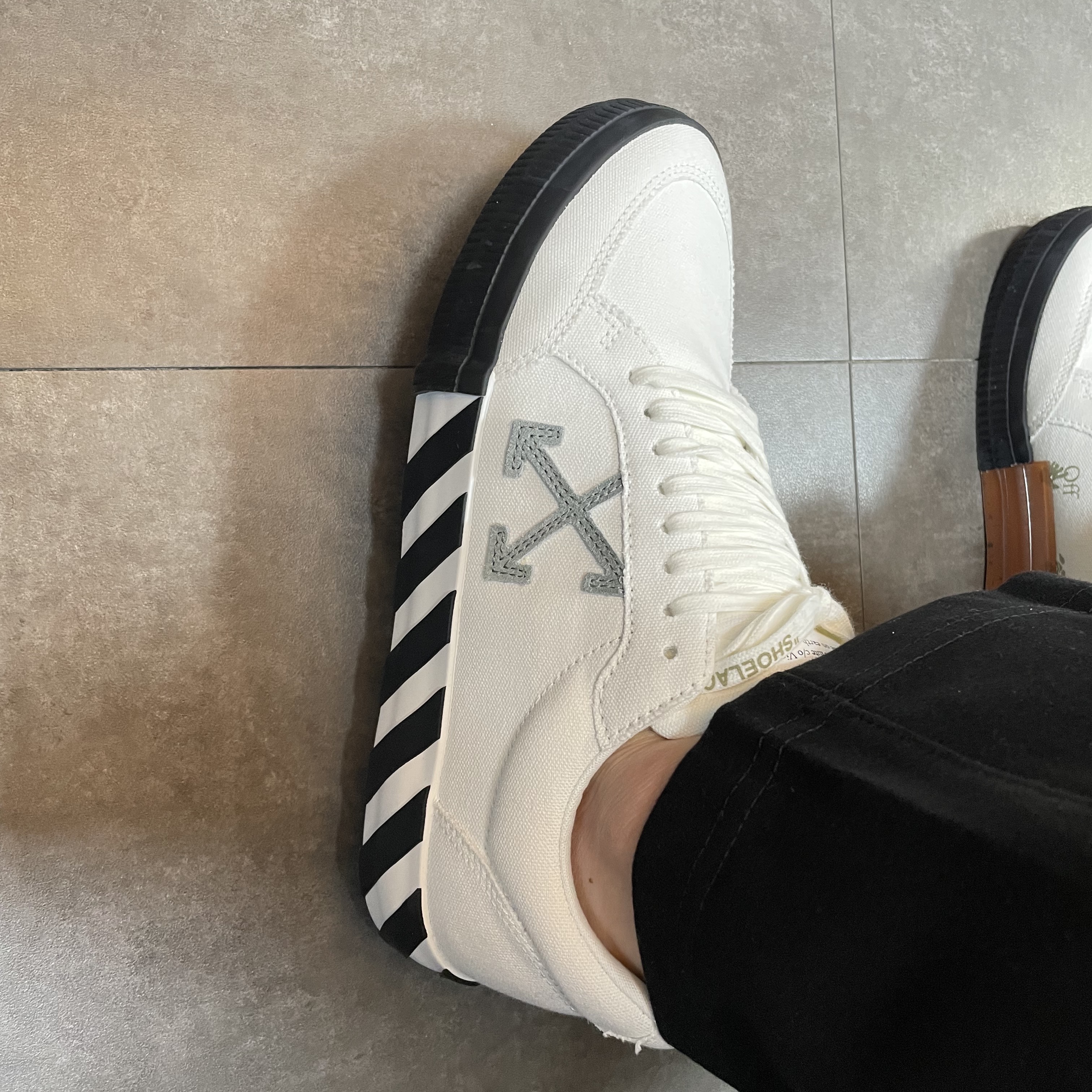 Off-White Vulcanized Sneakers Low White Black - 19FW 착용 스타일 - 3