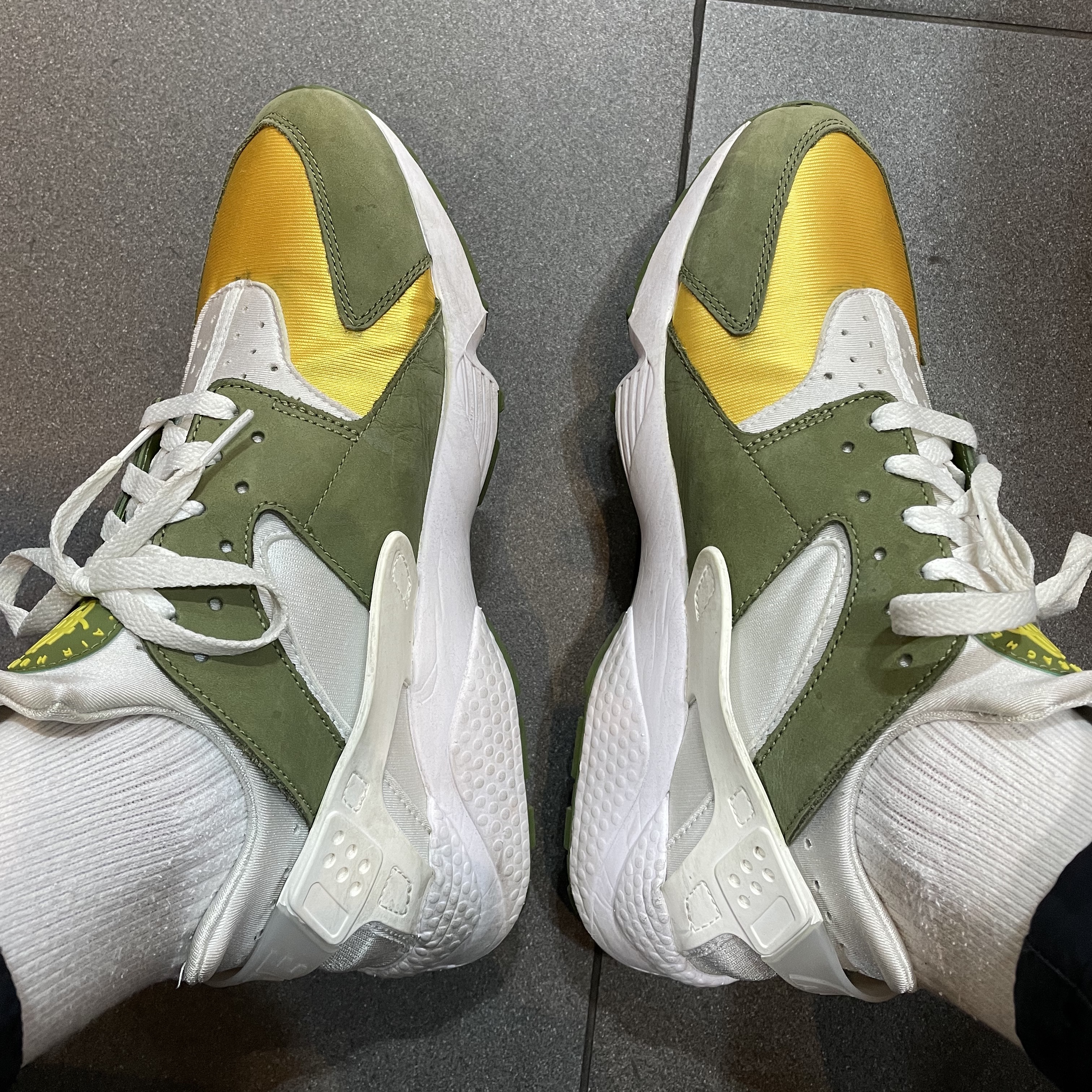 Nike x Stussy Air Huarache LE Dark Olive 착용 스타일