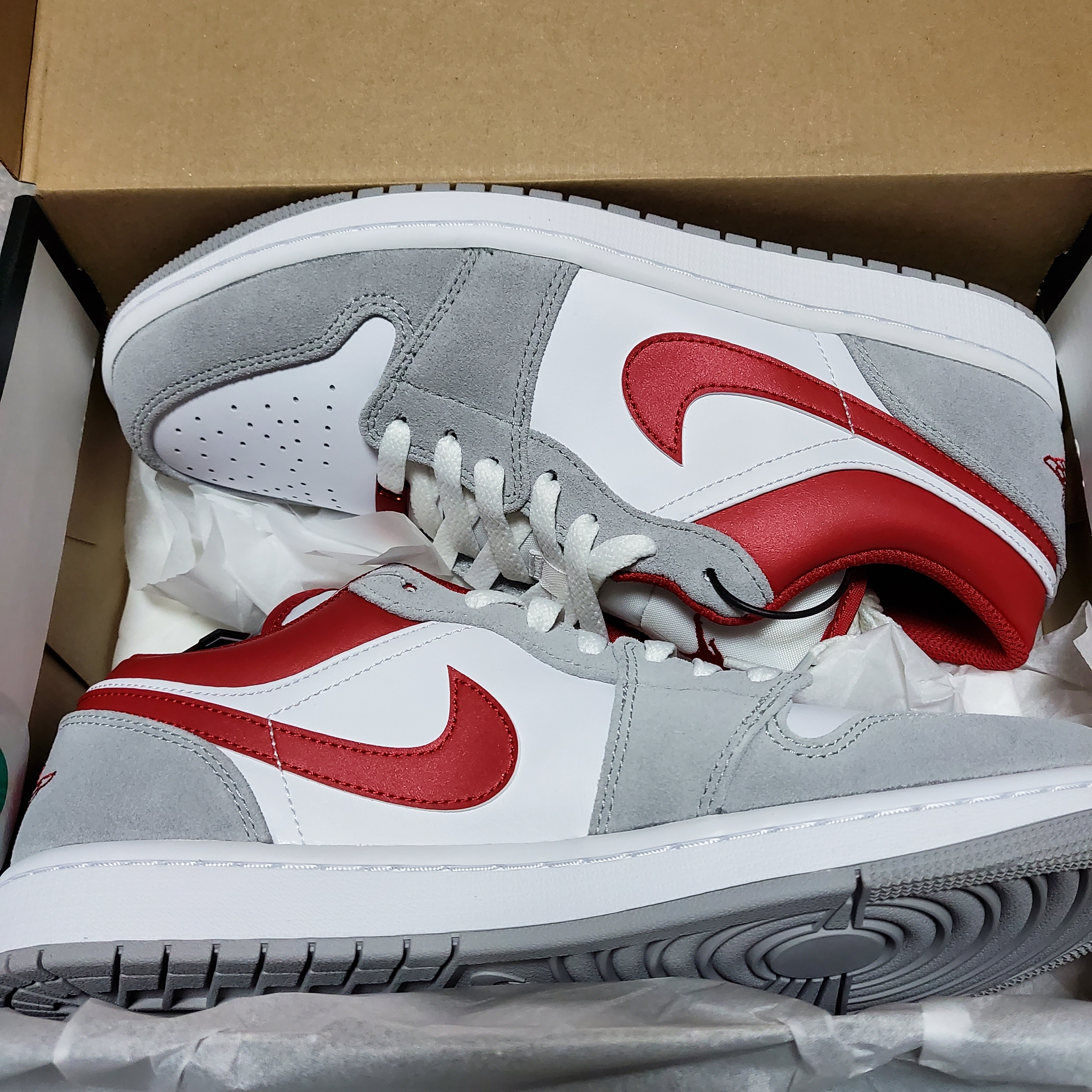 Jordan 1 Low SE Light Smoke Grey Gym Red 착용 스타일 - 3