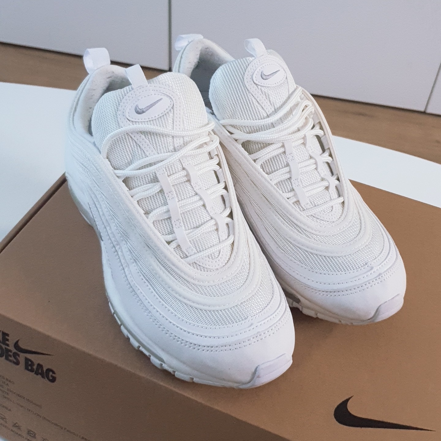 Nike Air Max 97 Triple White Wolf Grey 착용 스타일 - 2