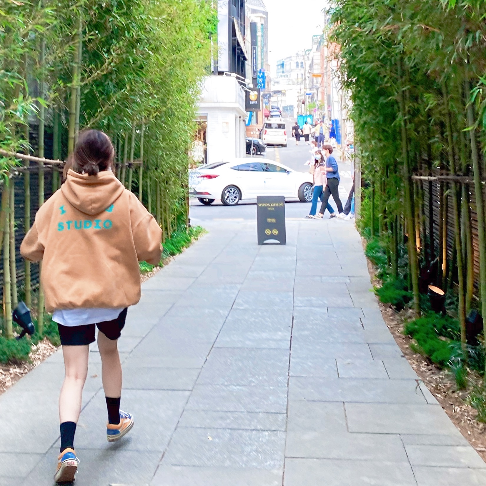 IAB Studio Hoodie Camel Yellow 착용 스타일