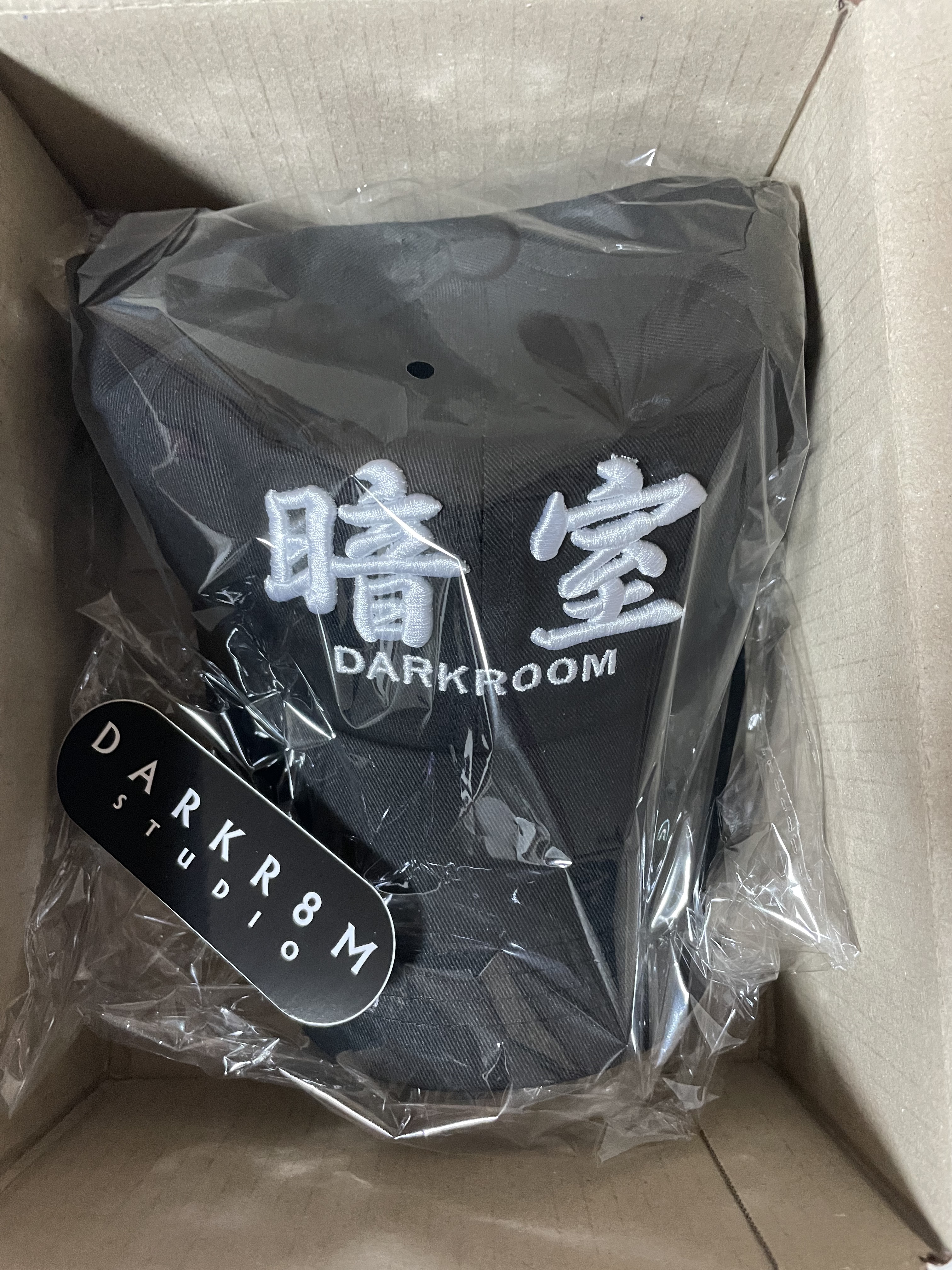 Darkr8m Studio White Logo Cap 착용 스타일