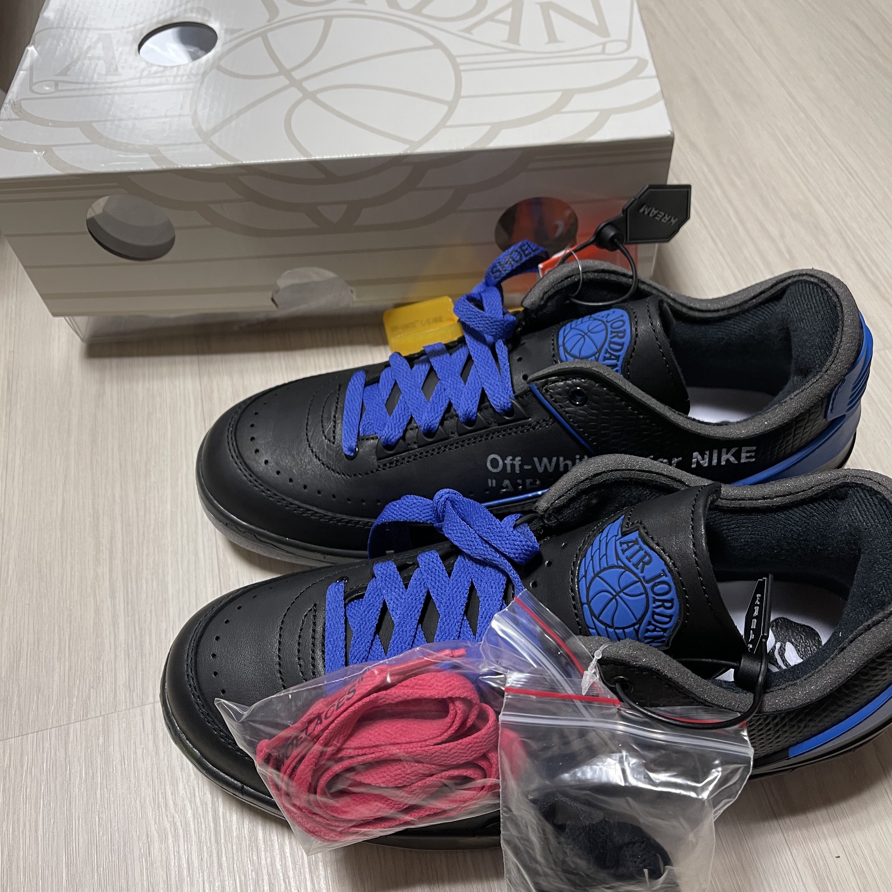 Jordan 2 x Off-White Retro Low SP Black and Varsity Royal 착용 스타일