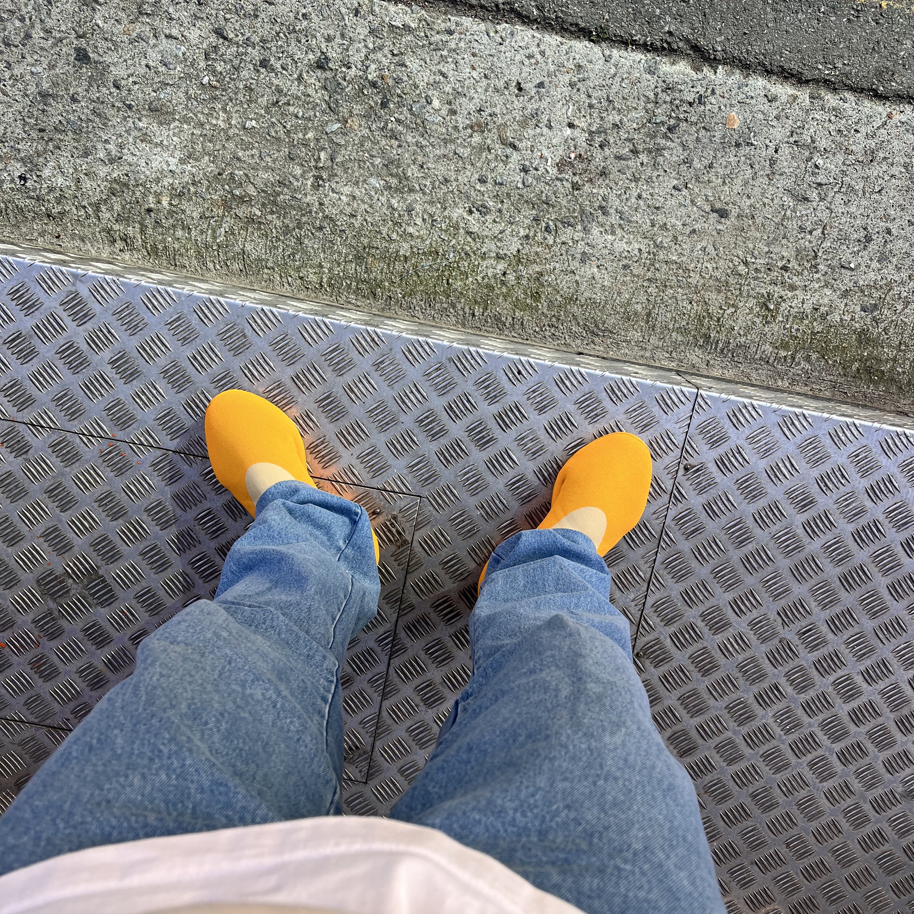 Adidas Yeezy Knit RNR Sulfur 착용 스타일 - 1