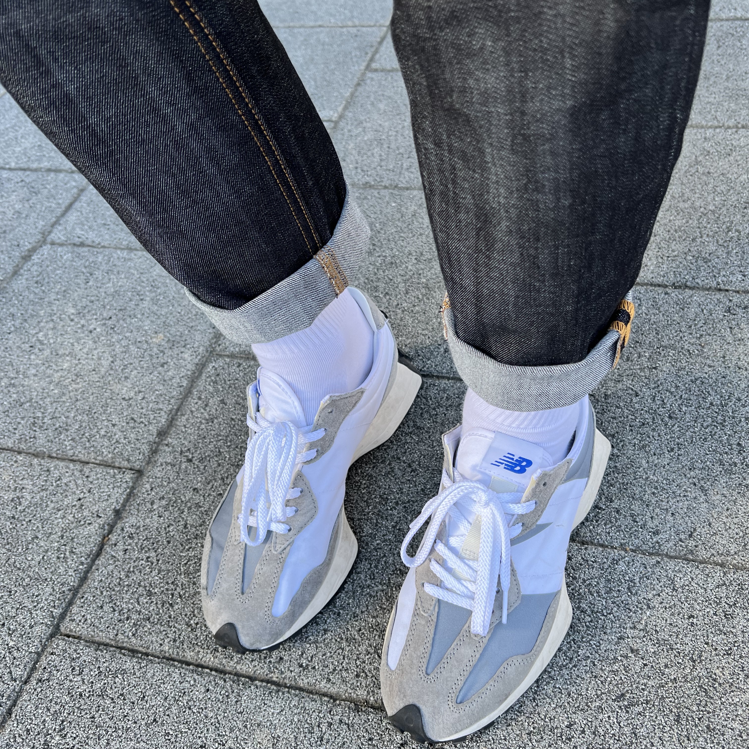 New Balance 327 Grey 착용 스타일