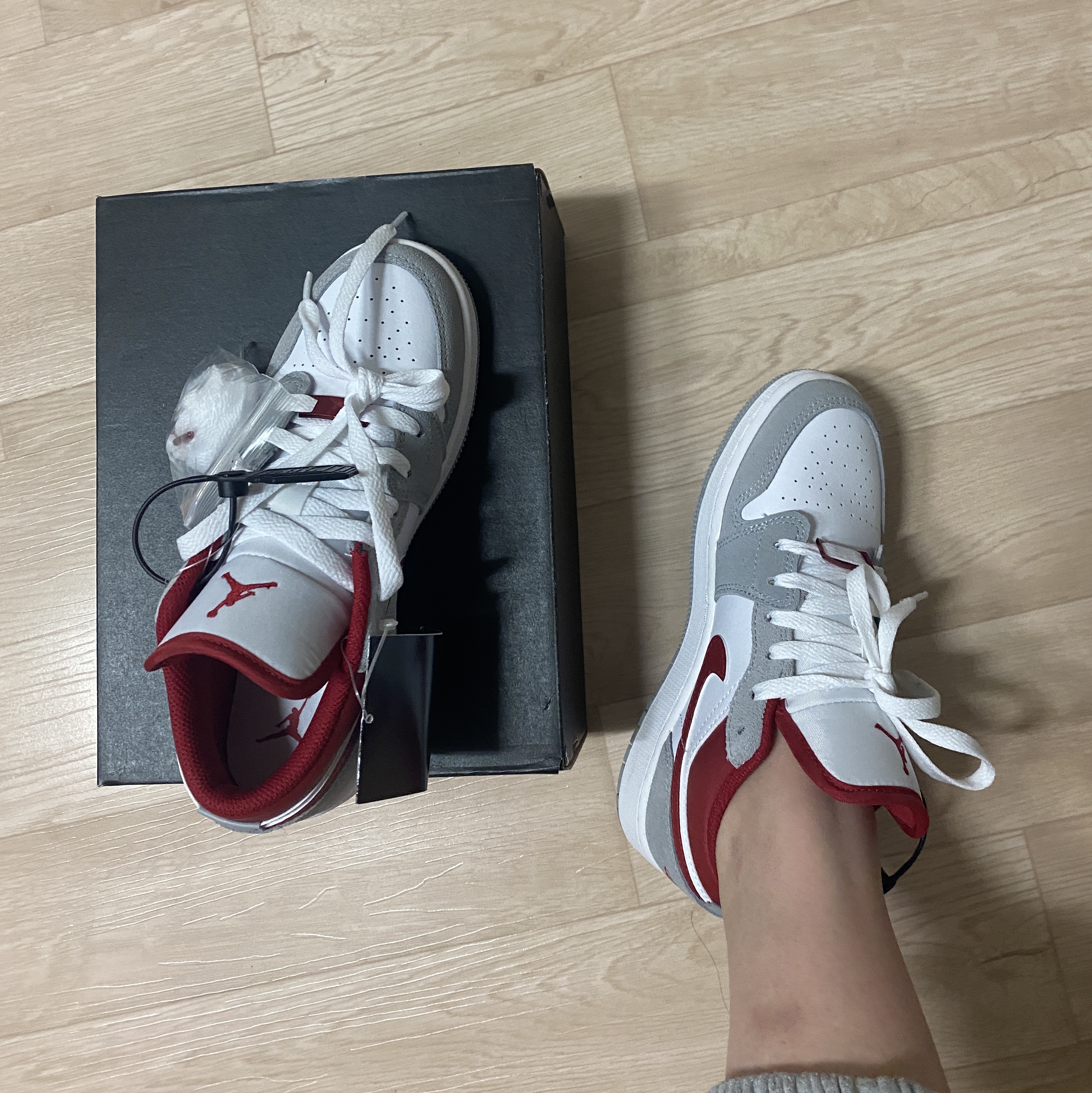 Jordan 1 Low SE Light Smoke Grey Gym Red 착용 스타일