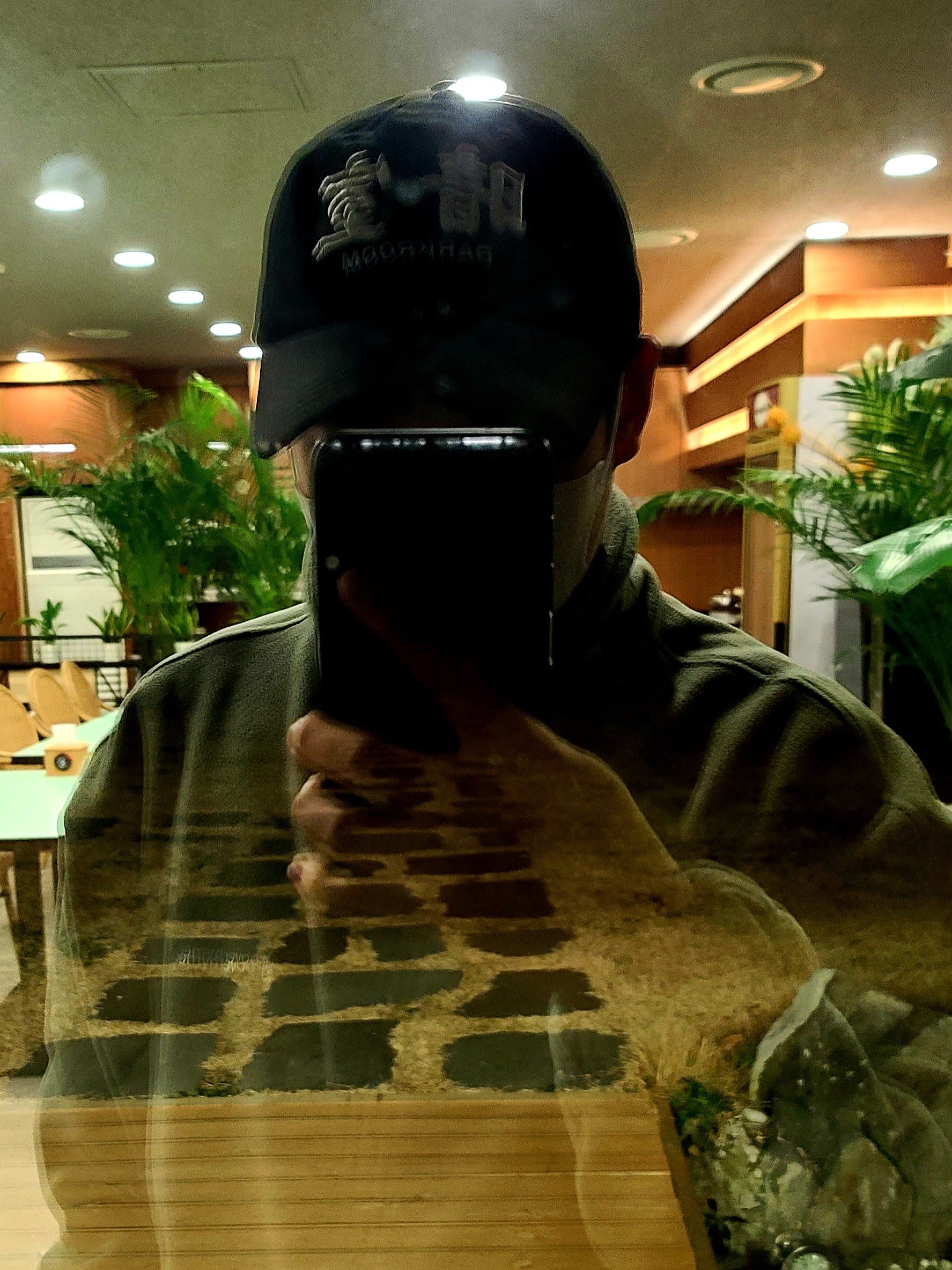 Darkr8m Studio White Logo Cap 착용 스타일 - 2