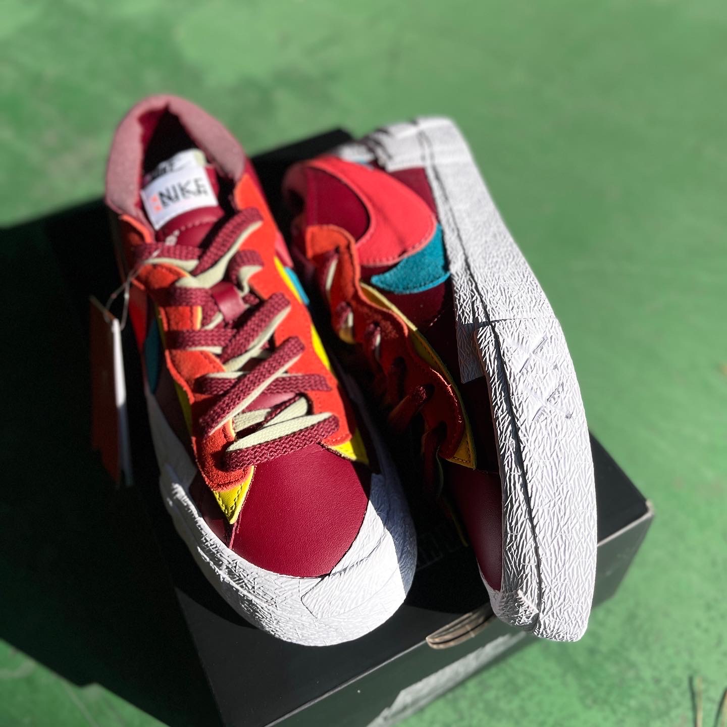 Nike x Sacai x Kaws Blazer Low Team Red 착용 스타일 - 3