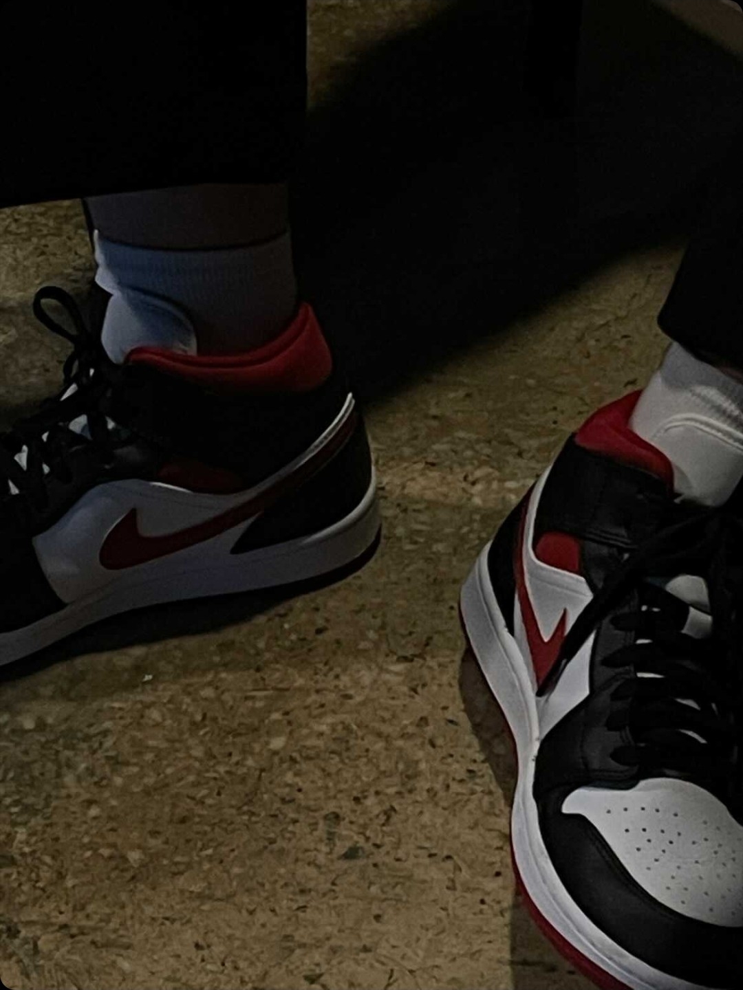 Jordan 1 Mid Gym Red Black White 착용 스타일