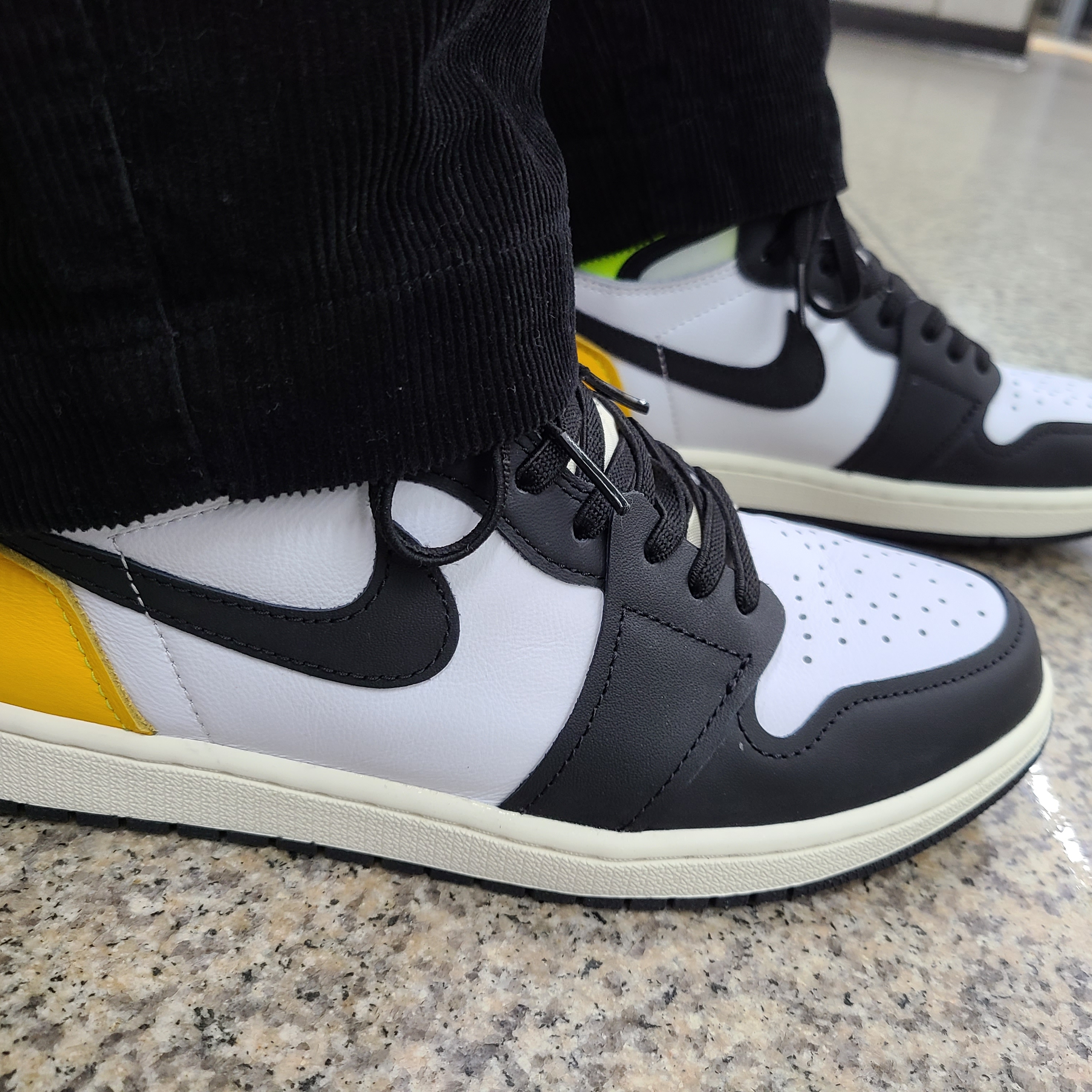 Jordan 1 Retro High OG Volt Gold 착용 스타일 - 3