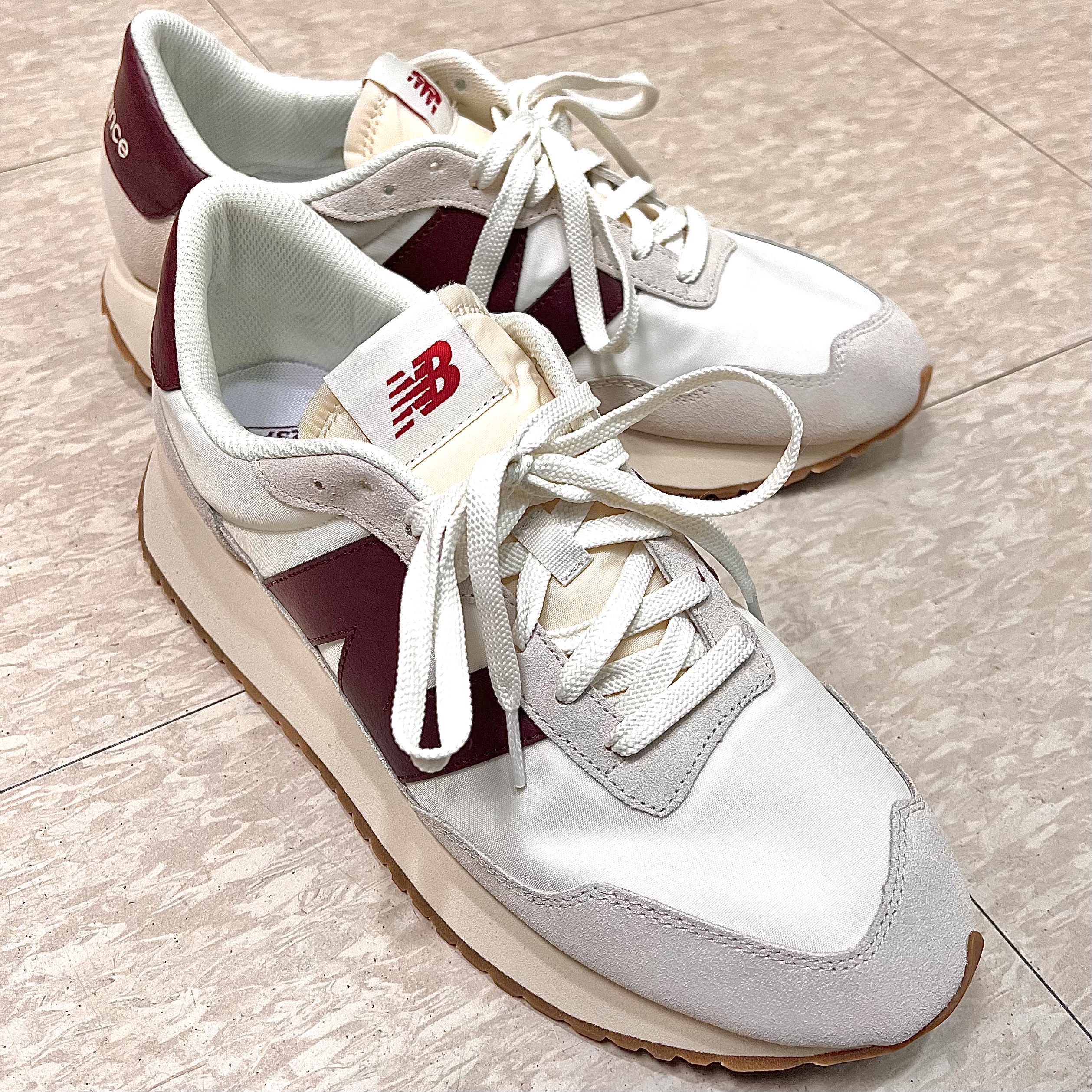 New Balance 237 Moonbeam Classic Burgundy 착용 스타일 - 1