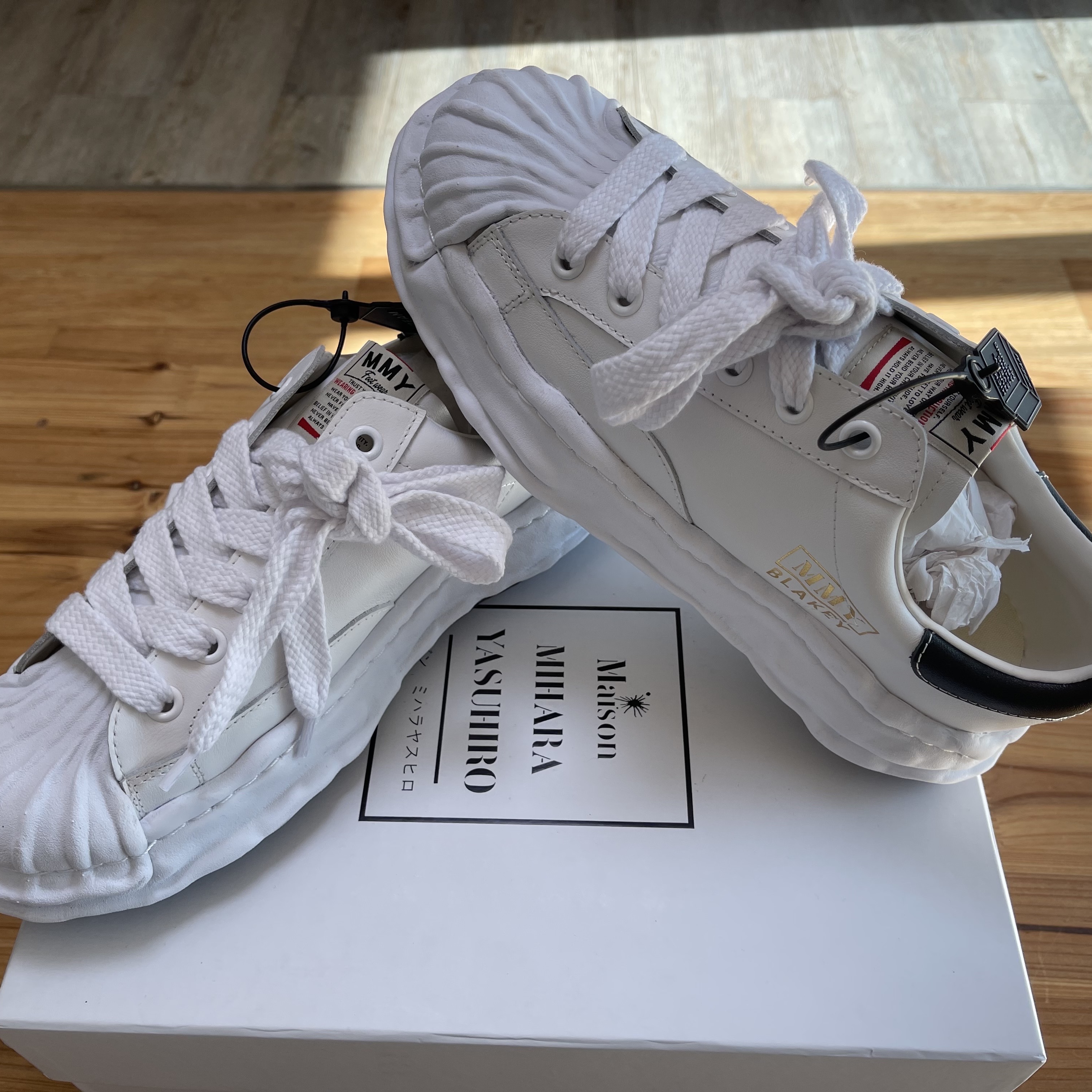 Maison Mihara Yasuhiro Blakey OG Sole Leather Low-top Sneakers White 착용 스타일 - 1