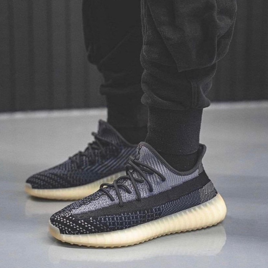 Adidas Yeezy Boost 350 V2 Carbon 착용 스타일 - 1