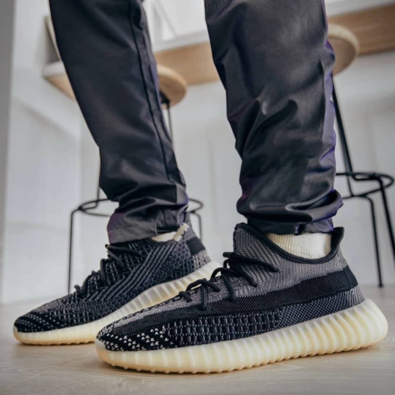 Adidas Yeezy Boost 350 V2 Carbon 착용 스타일 - 2