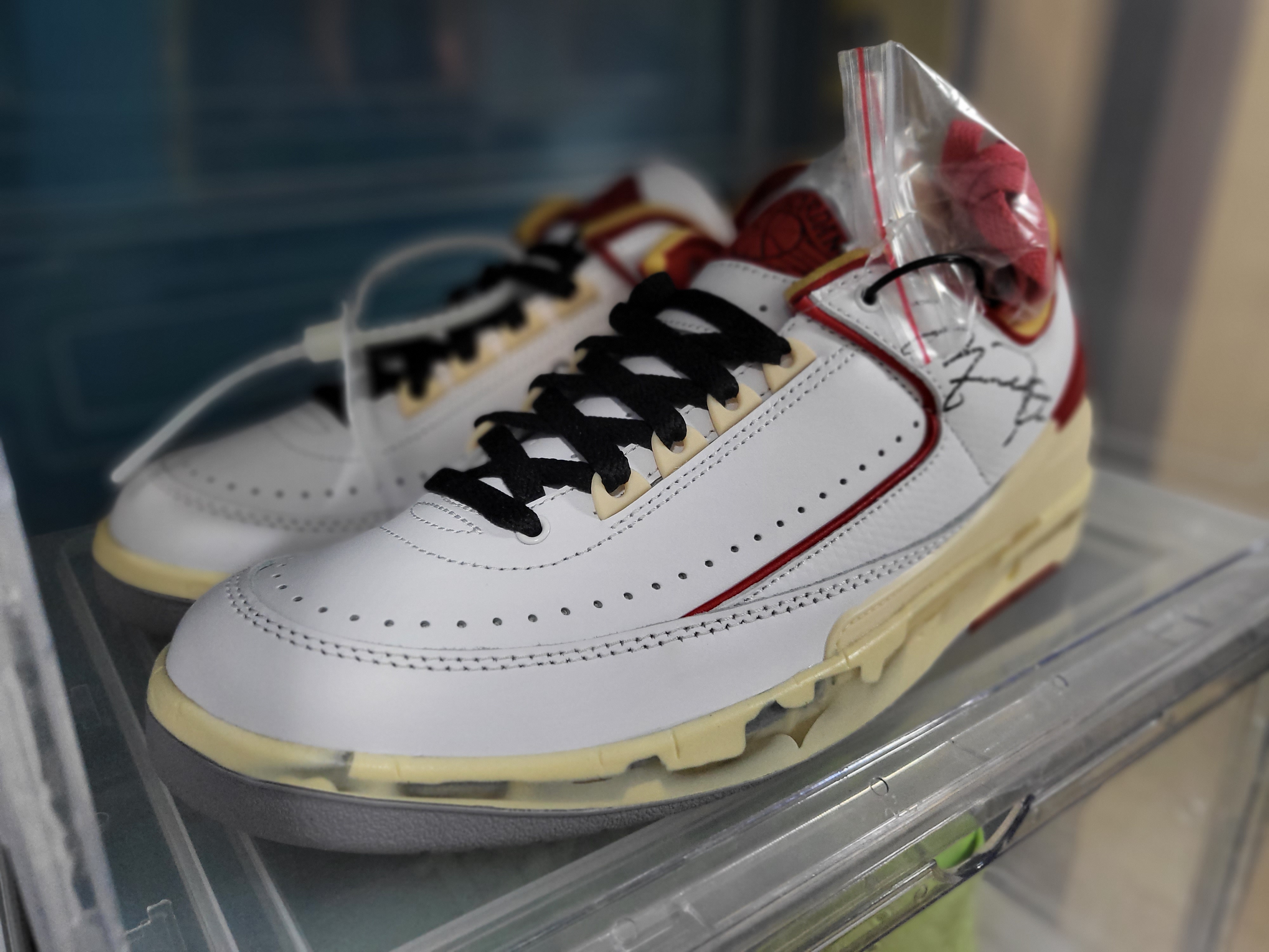 Jordan 2 x Off-White Retro Low SP White and Varsity Red 착용 스타일