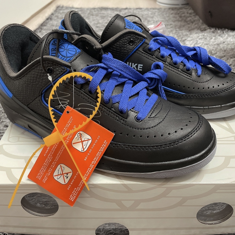 Jordan 2 x Off-White Retro Low SP Black and Varsity Royal 착용 스타일 - 3