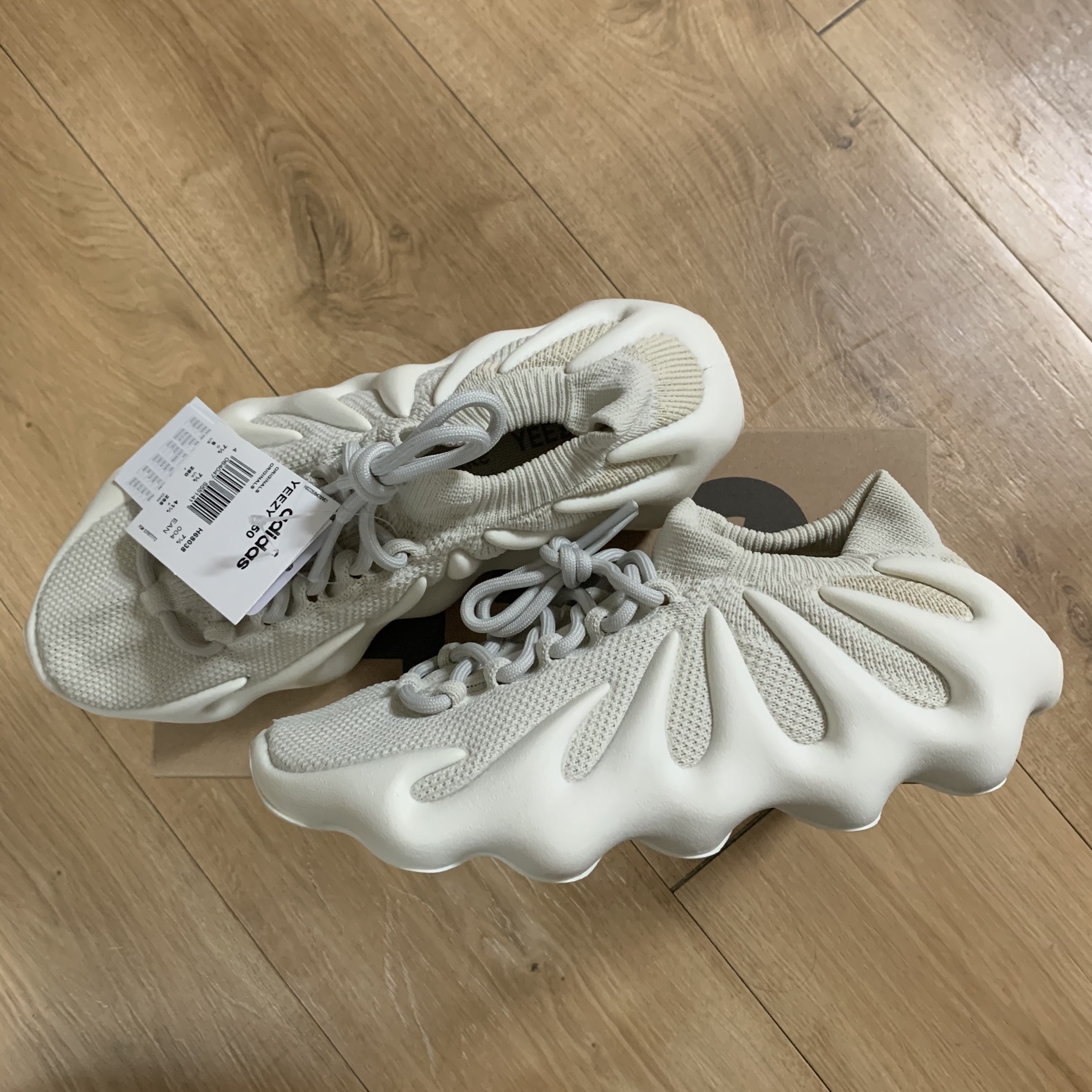 Adidas Yeezy 450 Cloud White 착용 스타일 - 3