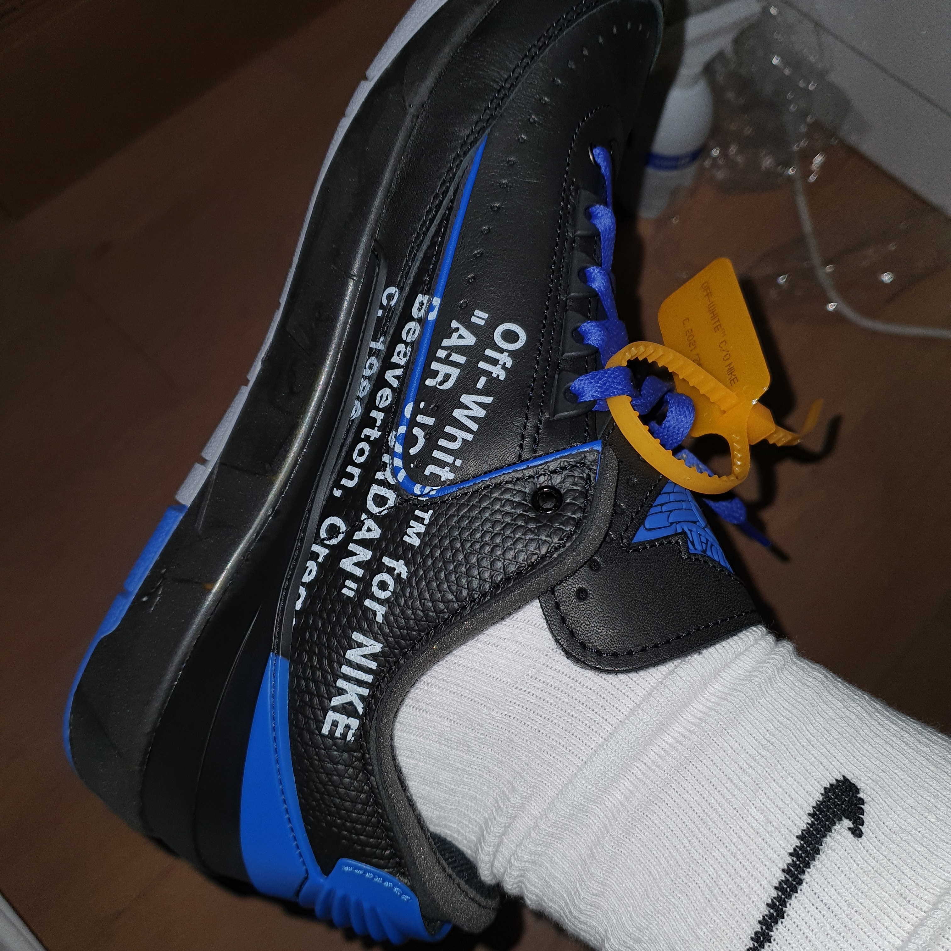 Jordan 2 x Off-White Retro Low SP Black and Varsity Royal 착용 스타일