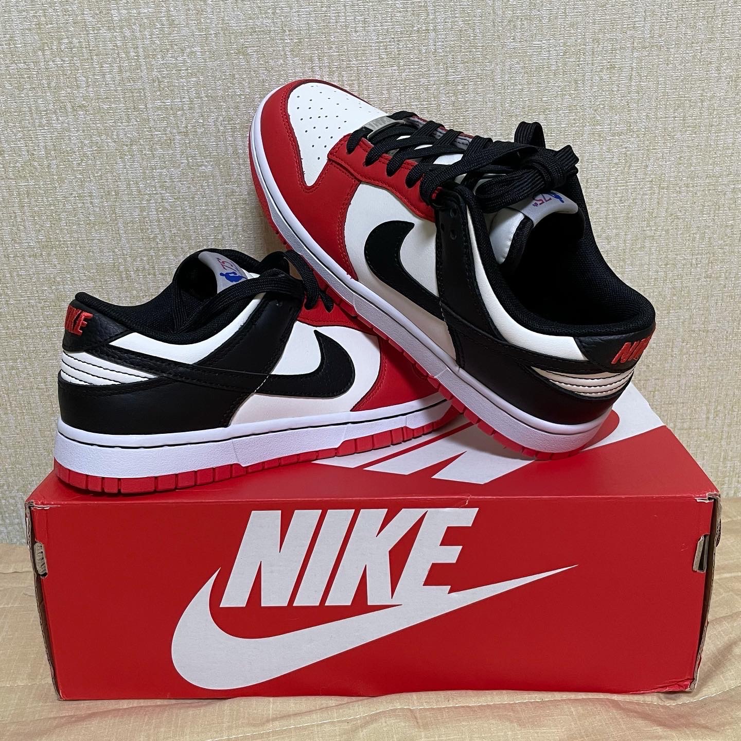 Nike x NBA Dunk Low Retro EMB Black and Chile Red 착용 스타일 - 3