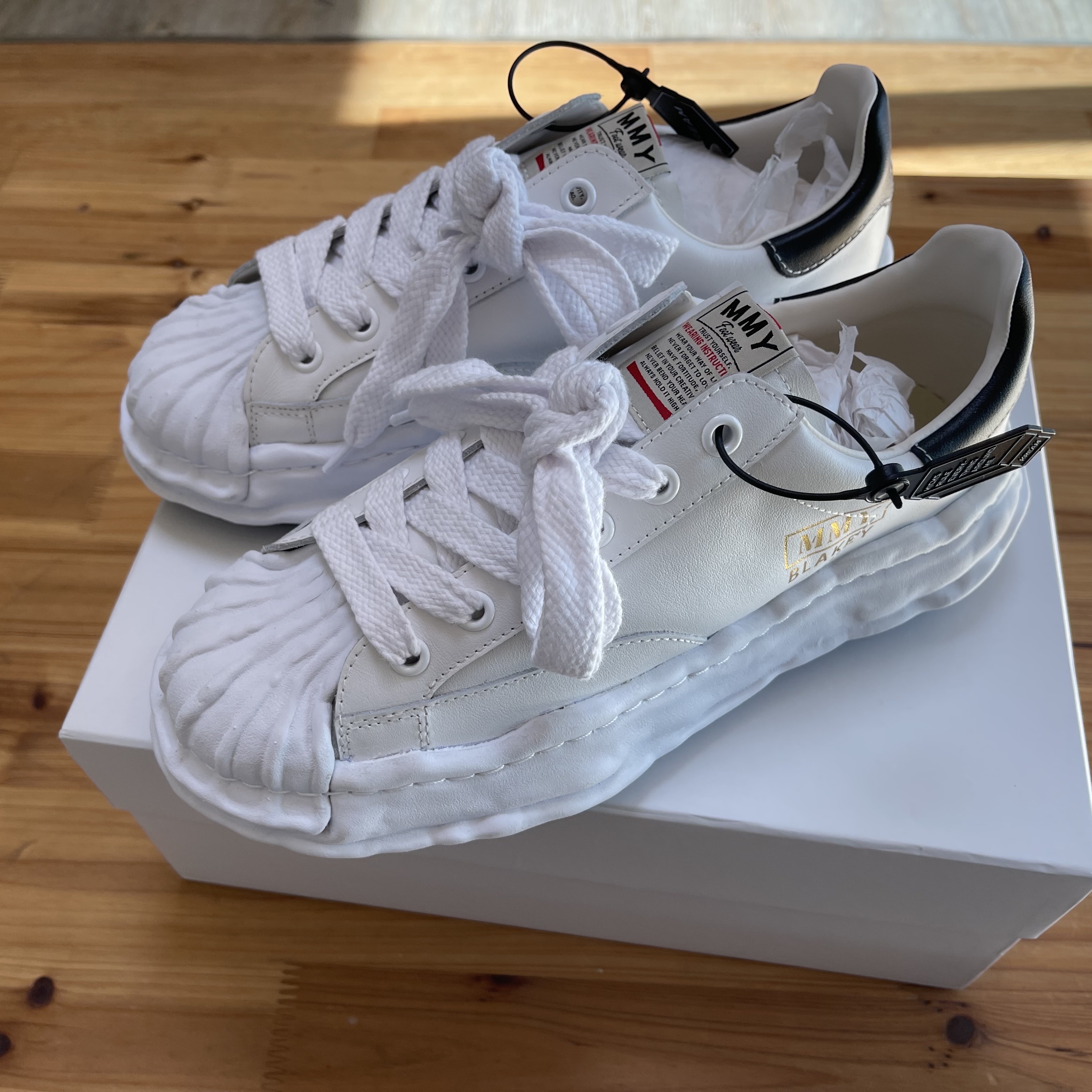 Maison Mihara Yasuhiro Blakey OG Sole Leather Low-top Sneakers White 착용 스타일 - 3