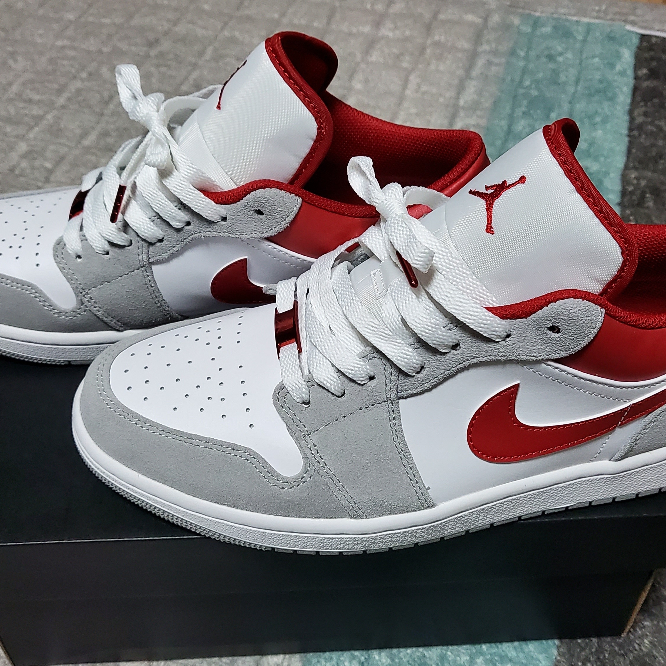 Jordan 1 Low SE Light Smoke Grey Gym Red 착용 스타일 - 1