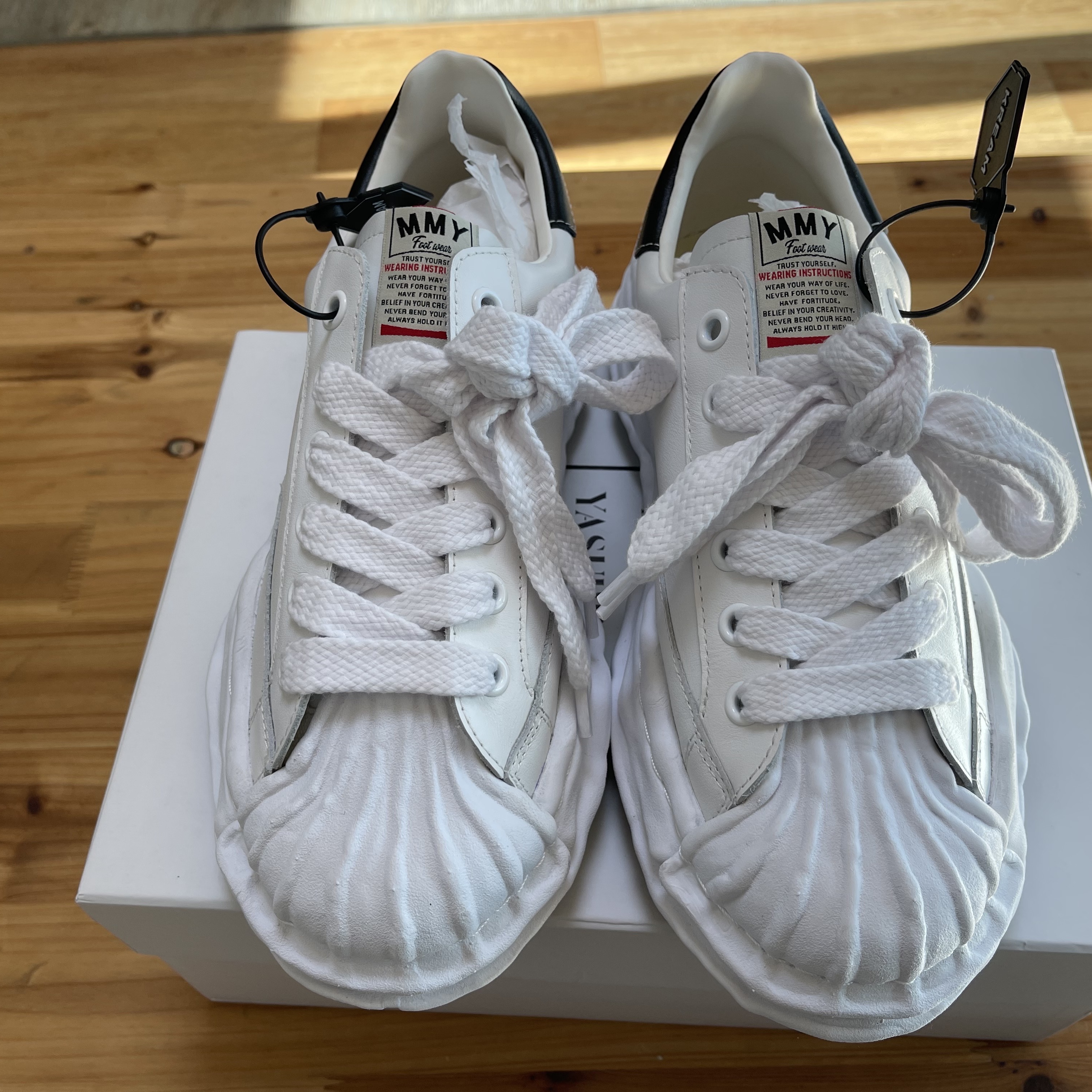 Maison Mihara Yasuhiro Blakey OG Sole Leather Low-top Sneakers White 착용 스타일 - 2