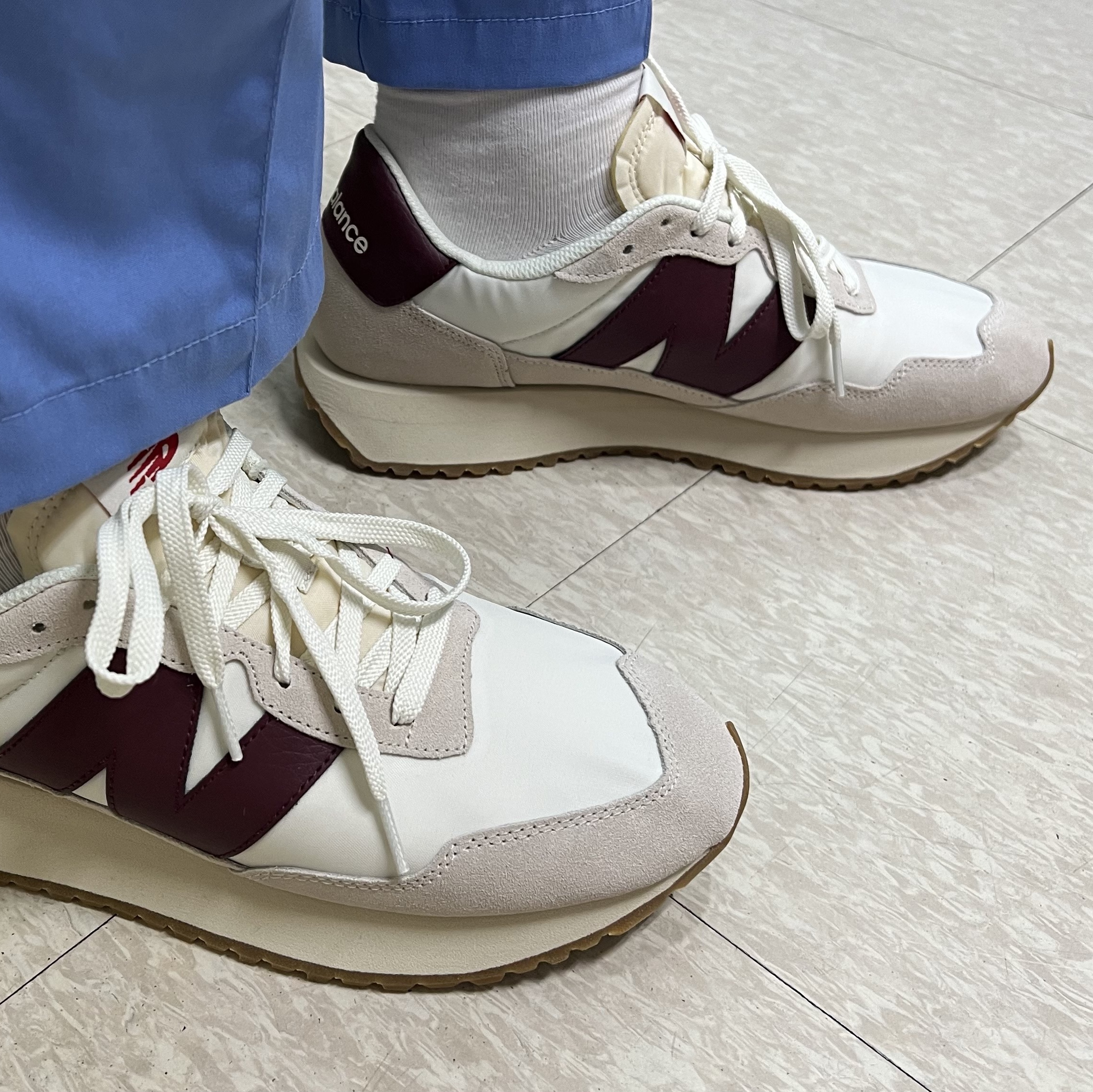 New Balance 237 Moonbeam Classic Burgundy 착용 스타일 - 2