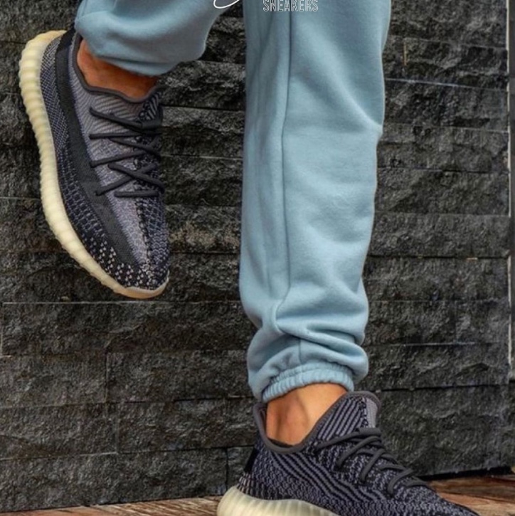 Adidas Yeezy Boost 350 V2 Carbon 착용 스타일 - 3