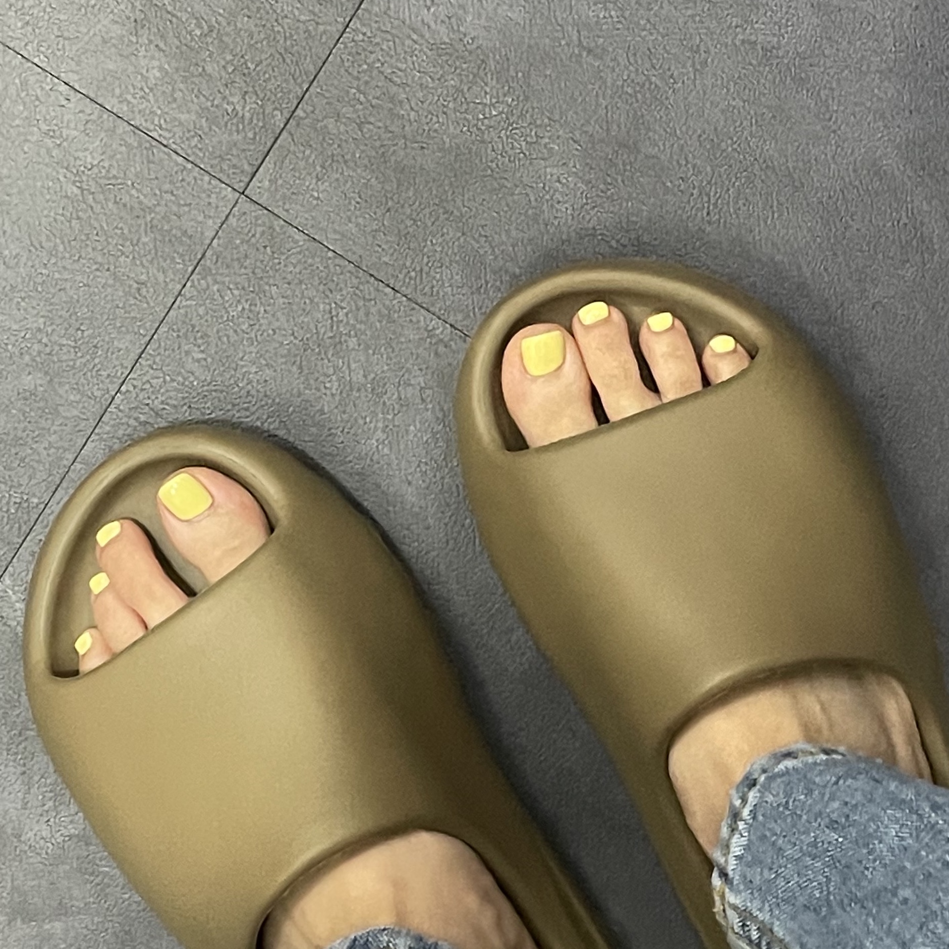 Adidas Yeezy Slide Earth Brown 착용 스타일
