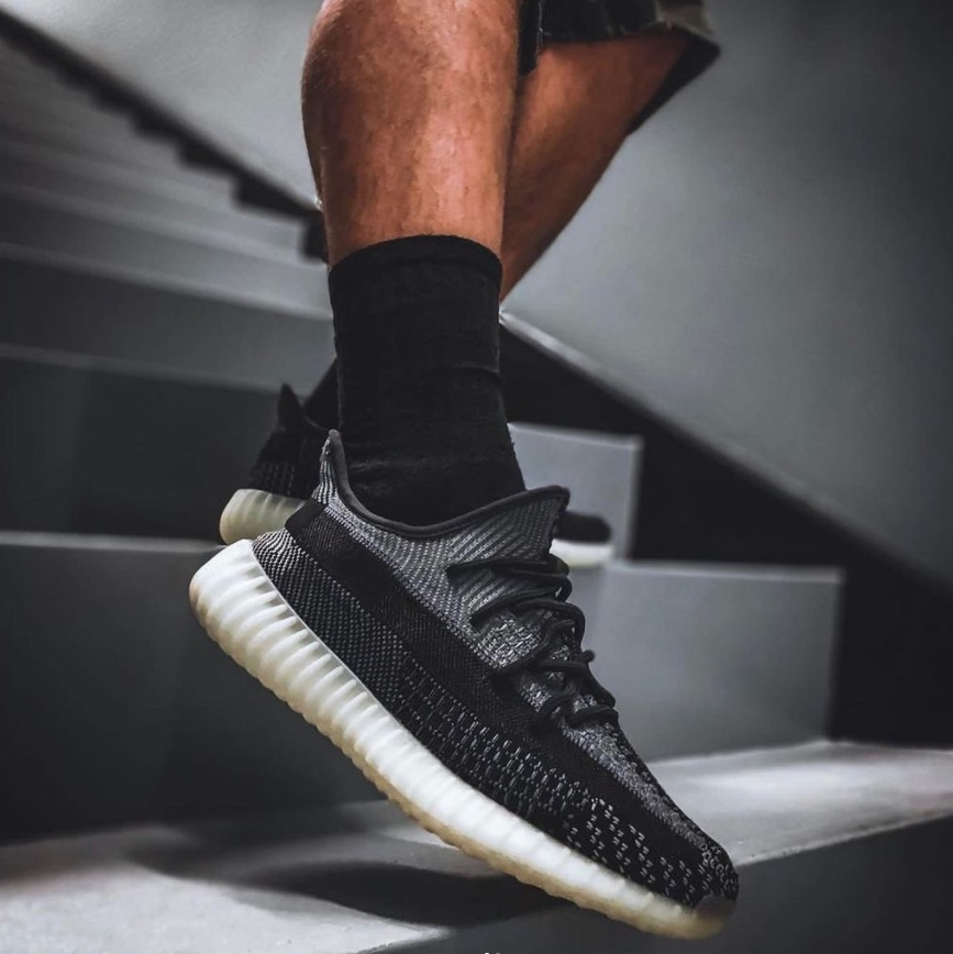 Adidas Yeezy Boost 350 V2 Carbon 착용 스타일 - 5