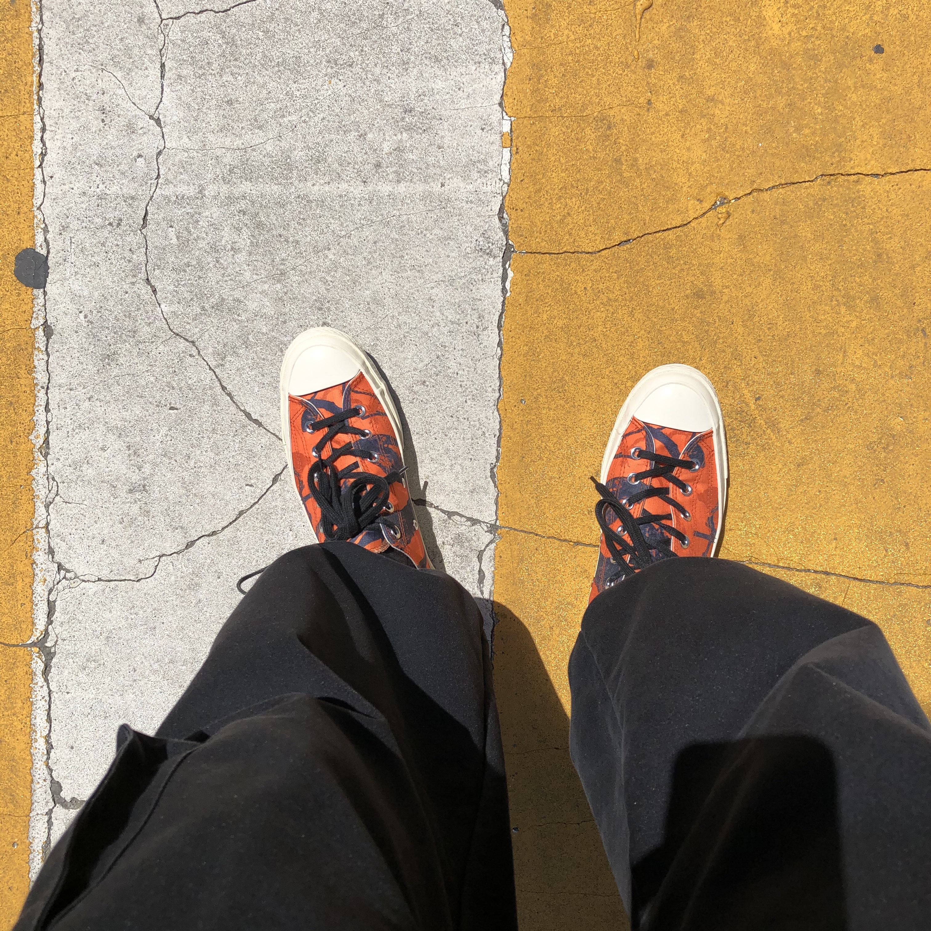 Converse x Carhartt WIP Chuck 70 Ox Orange Tree Camo 착용 스타일 - 2