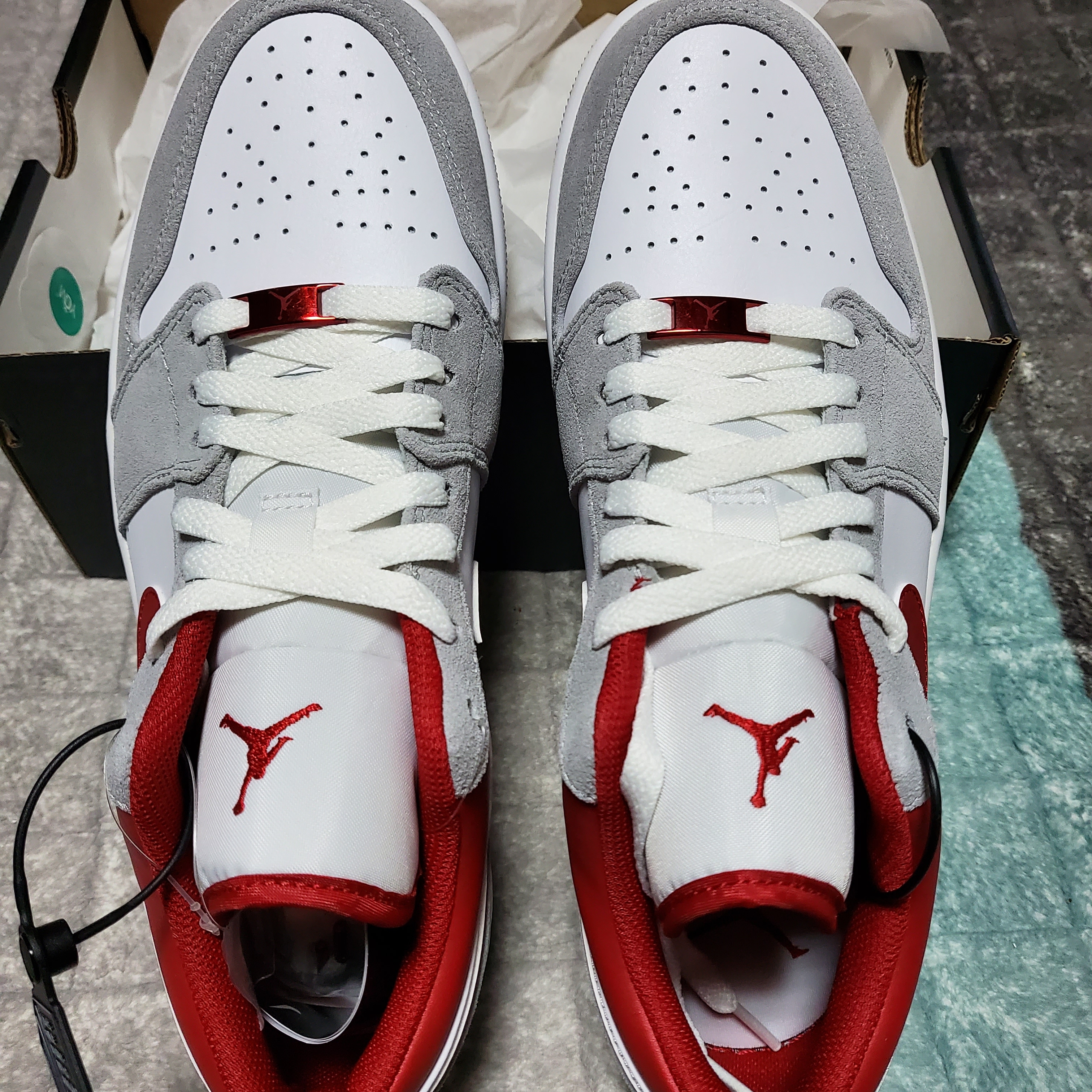 Jordan 1 Low SE Light Smoke Grey Gym Red 착용 스타일 - 2