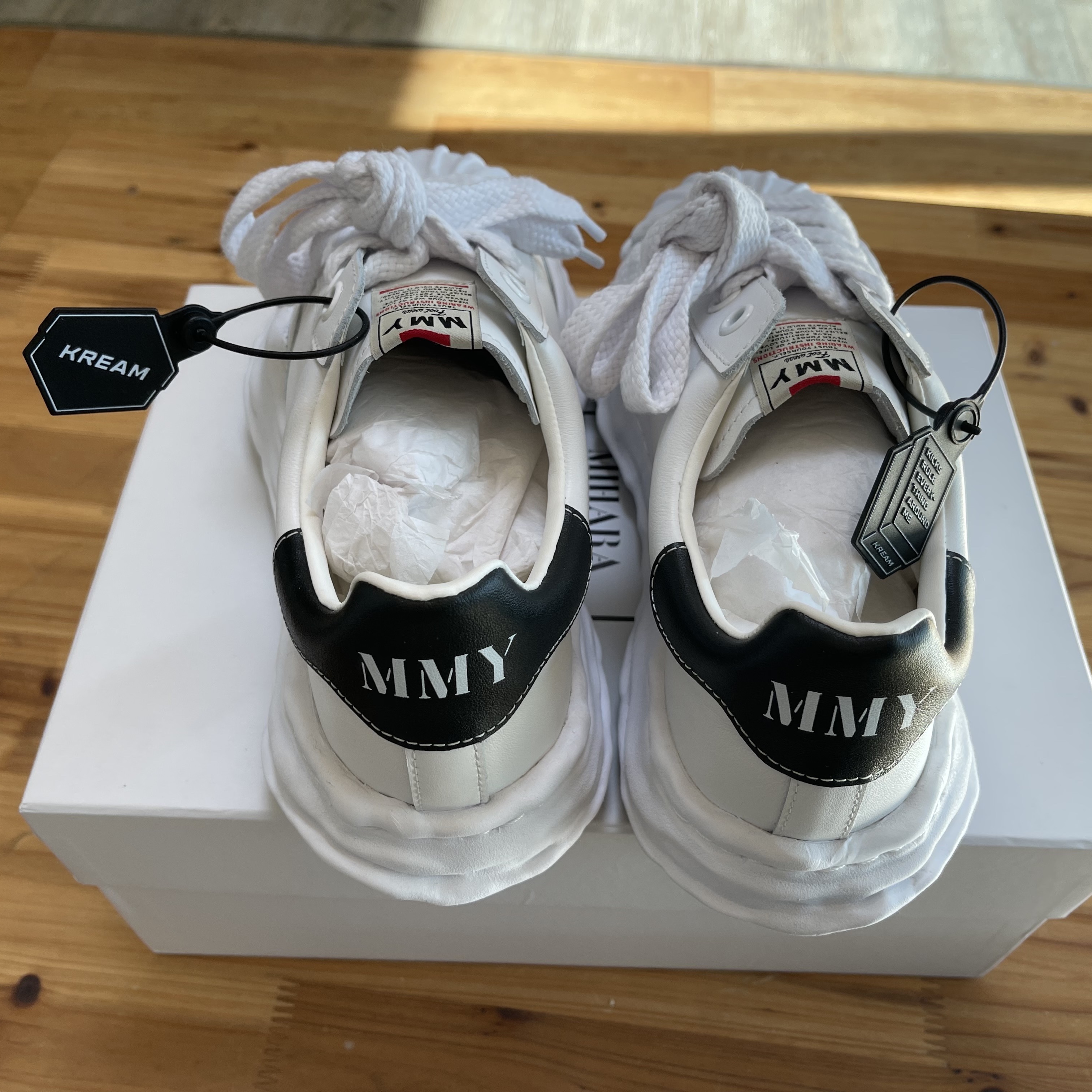 Maison Mihara Yasuhiro Blakey OG Sole Leather Low-top Sneakers White 착용 스타일 - 4