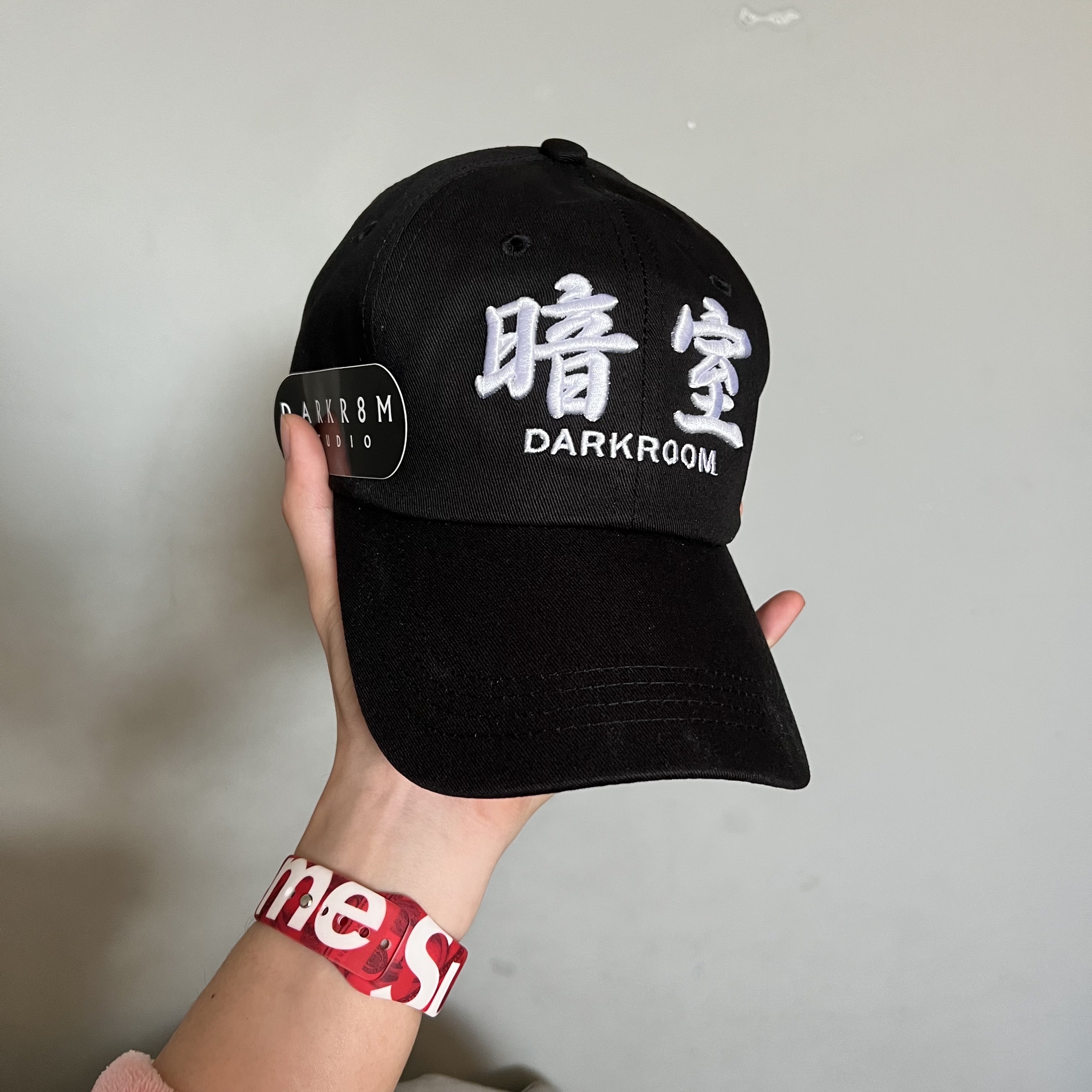 Darkr8m Studio White Logo Cap 착용 스타일