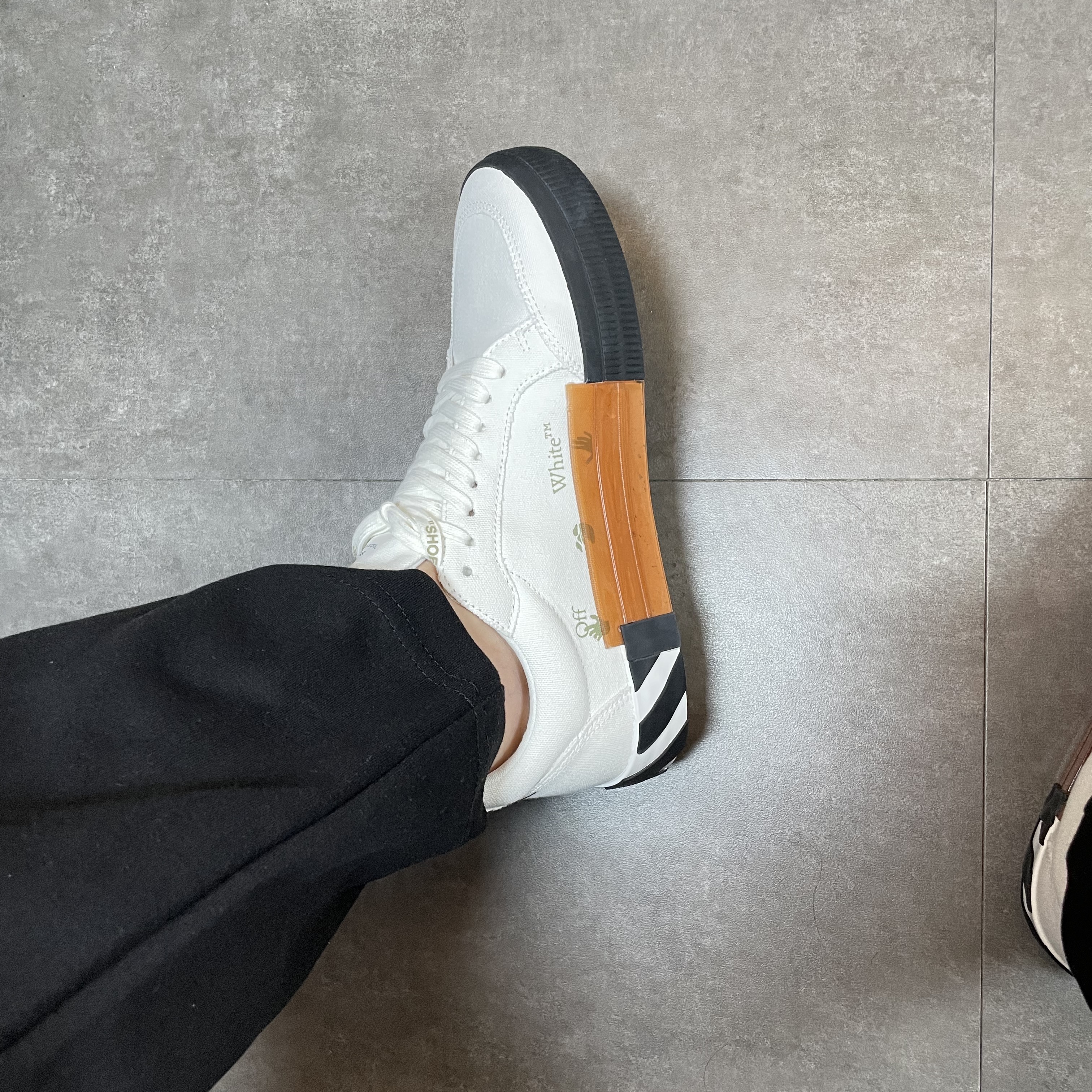 Off-White Vulcanized Sneakers Low White Black - 19FW 착용 스타일 - 2