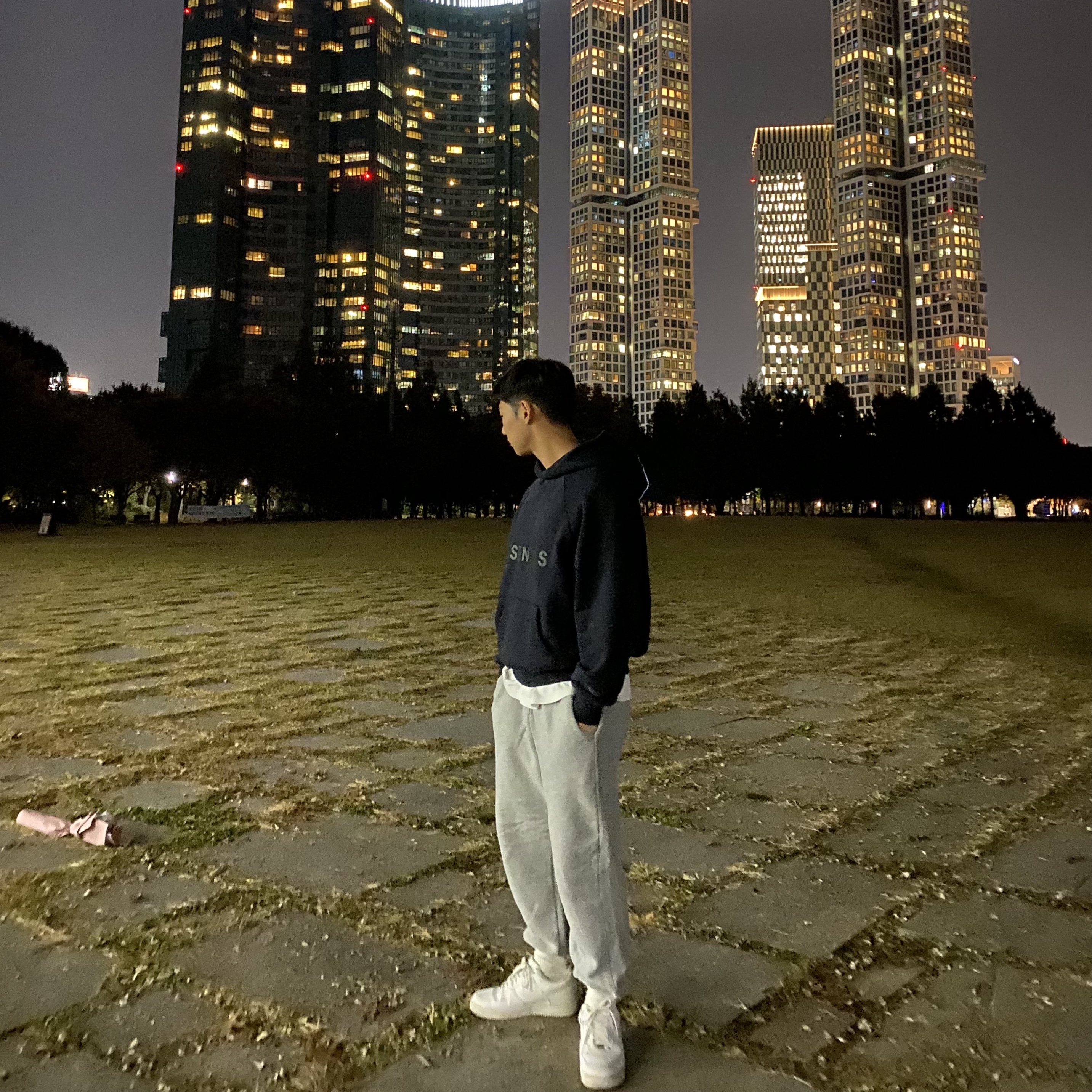 Essentials Logo Hoodie Navy/Dark Navy - Ssense Exclusive, Nike Air Force 1 '07 Low White 착용 스타일