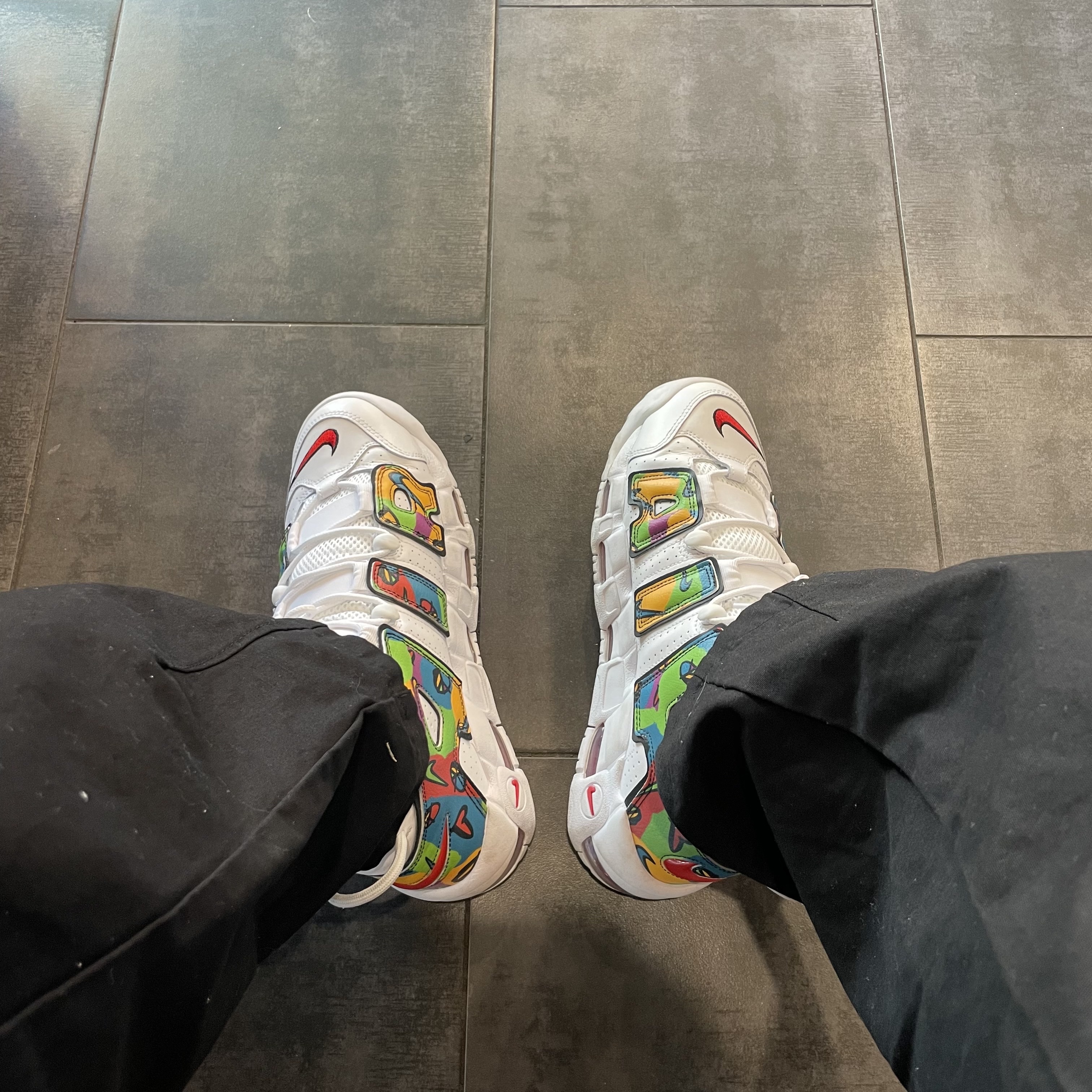Nike Air More Uptempo Peace, Love, Swoosh 착용 스타일