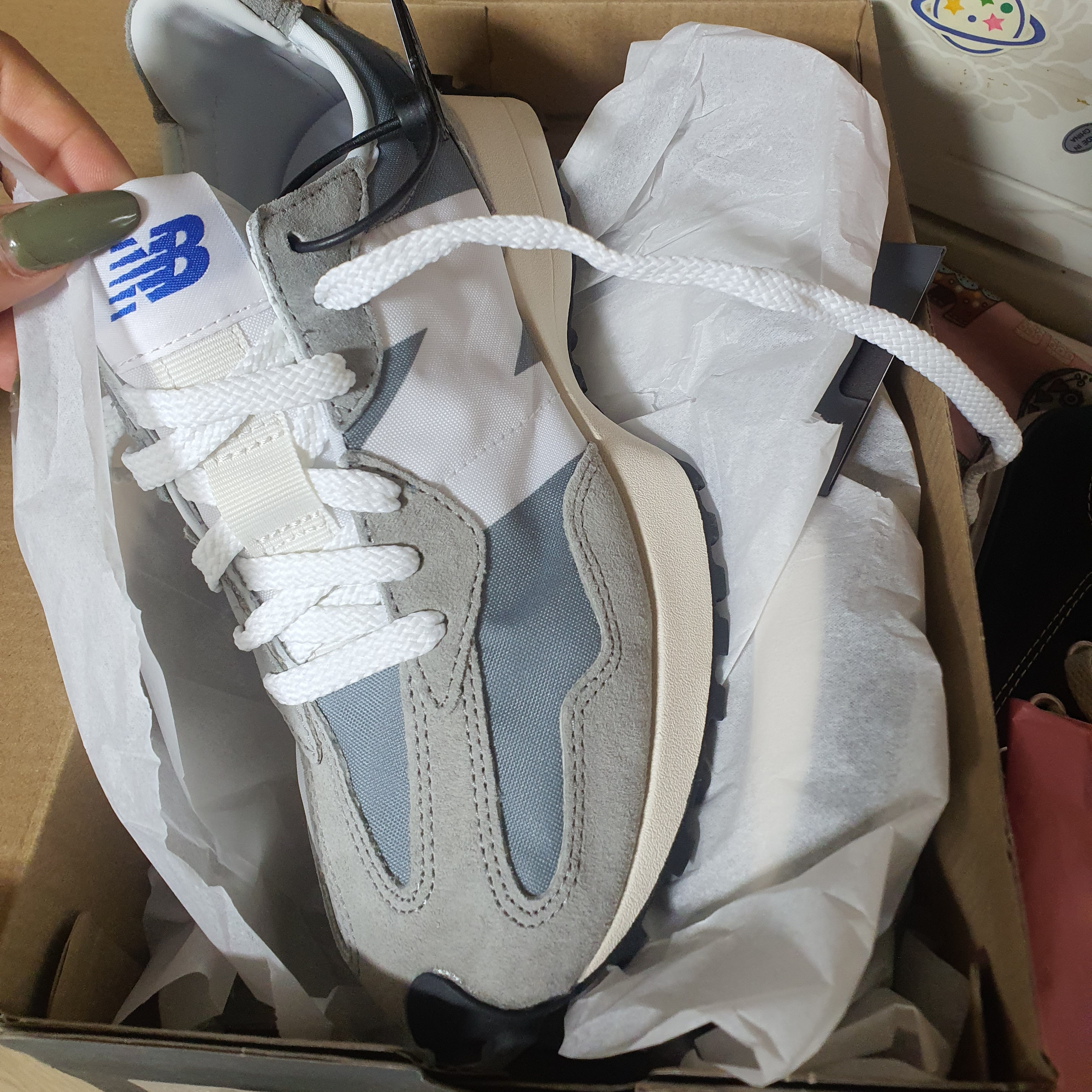 New Balance 327 Grey 착용 스타일